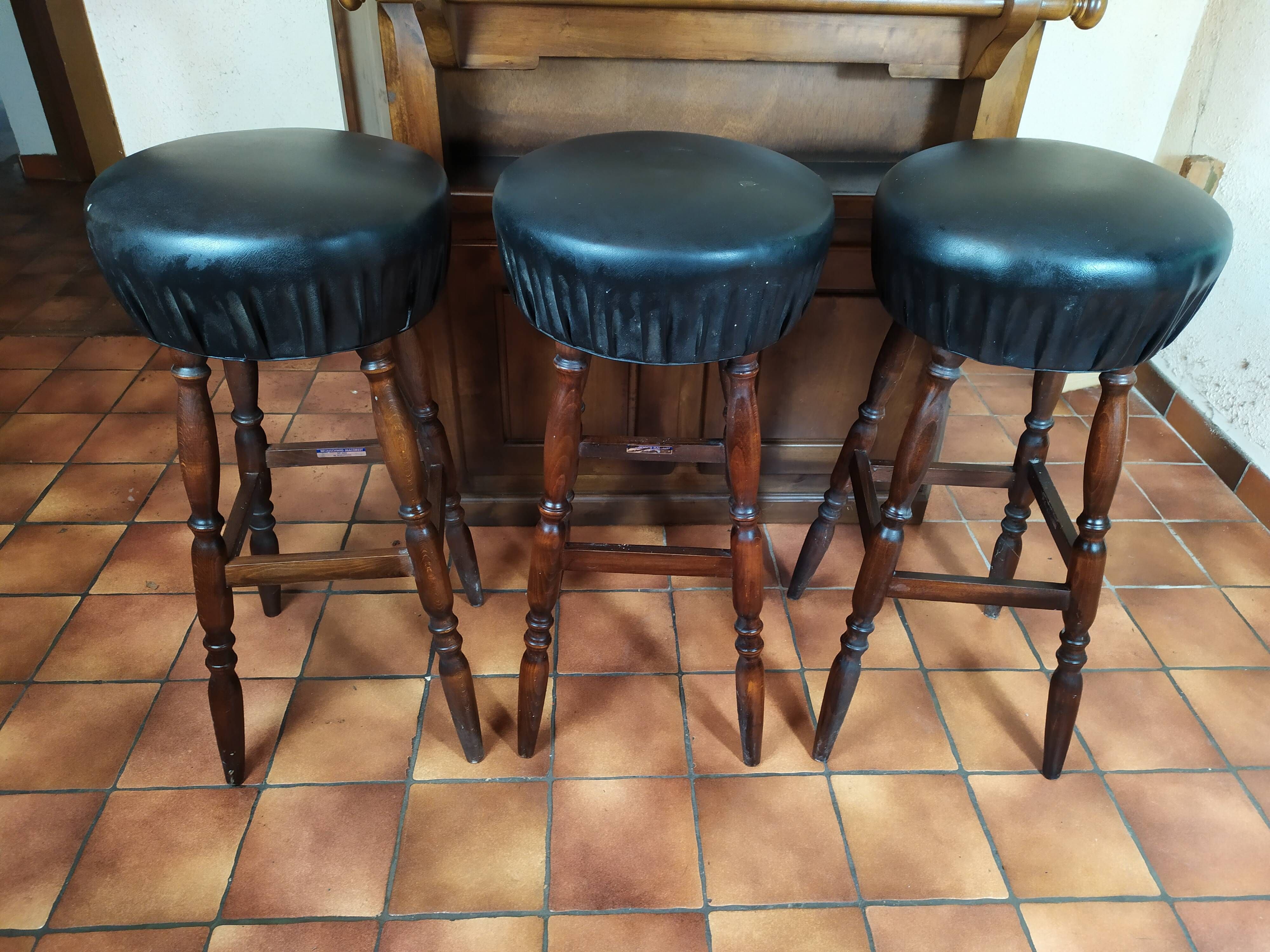 Wooden bar + 3 wooden stool and black skaï of the brand macorest