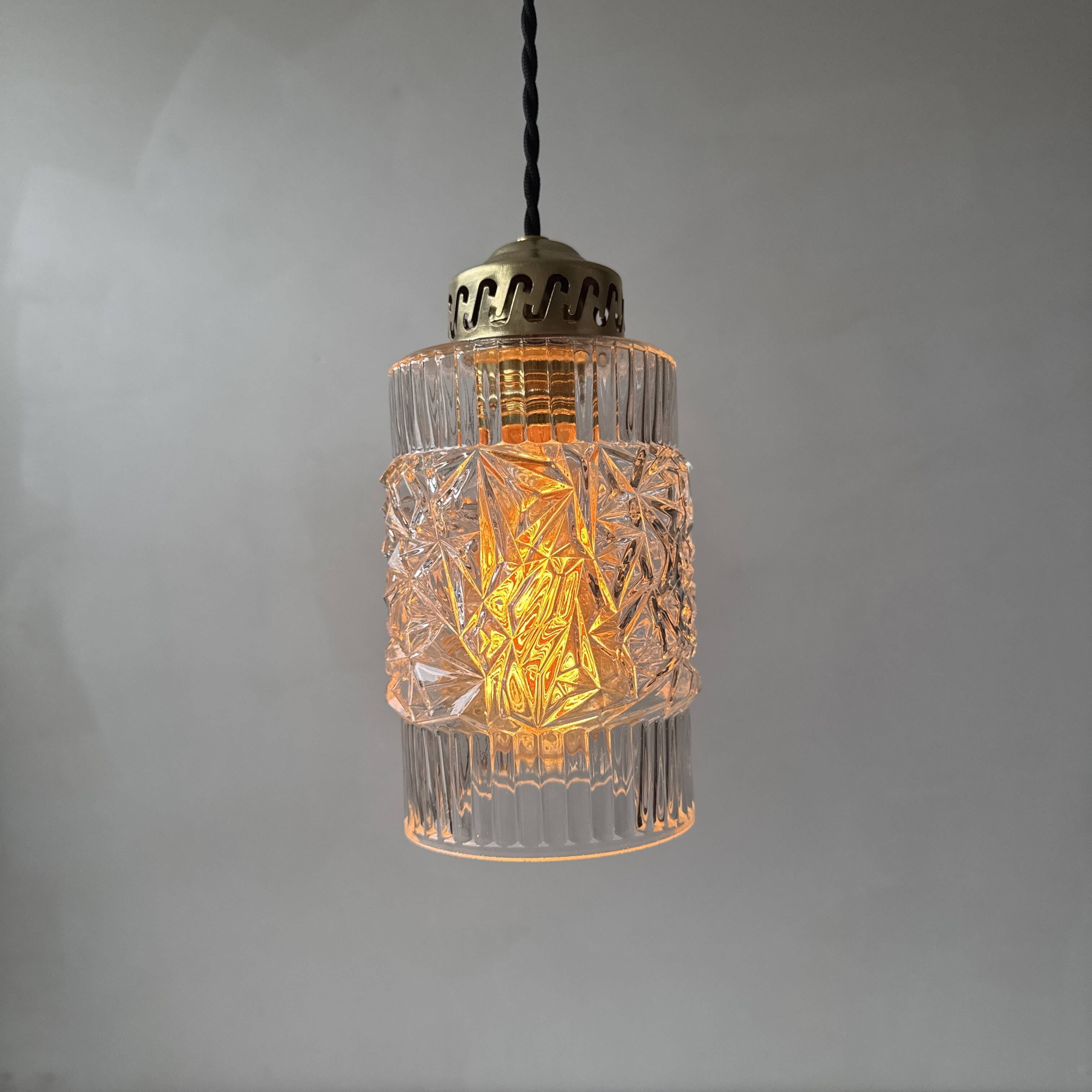 Paire d’anciennes suspensions en verre vintage