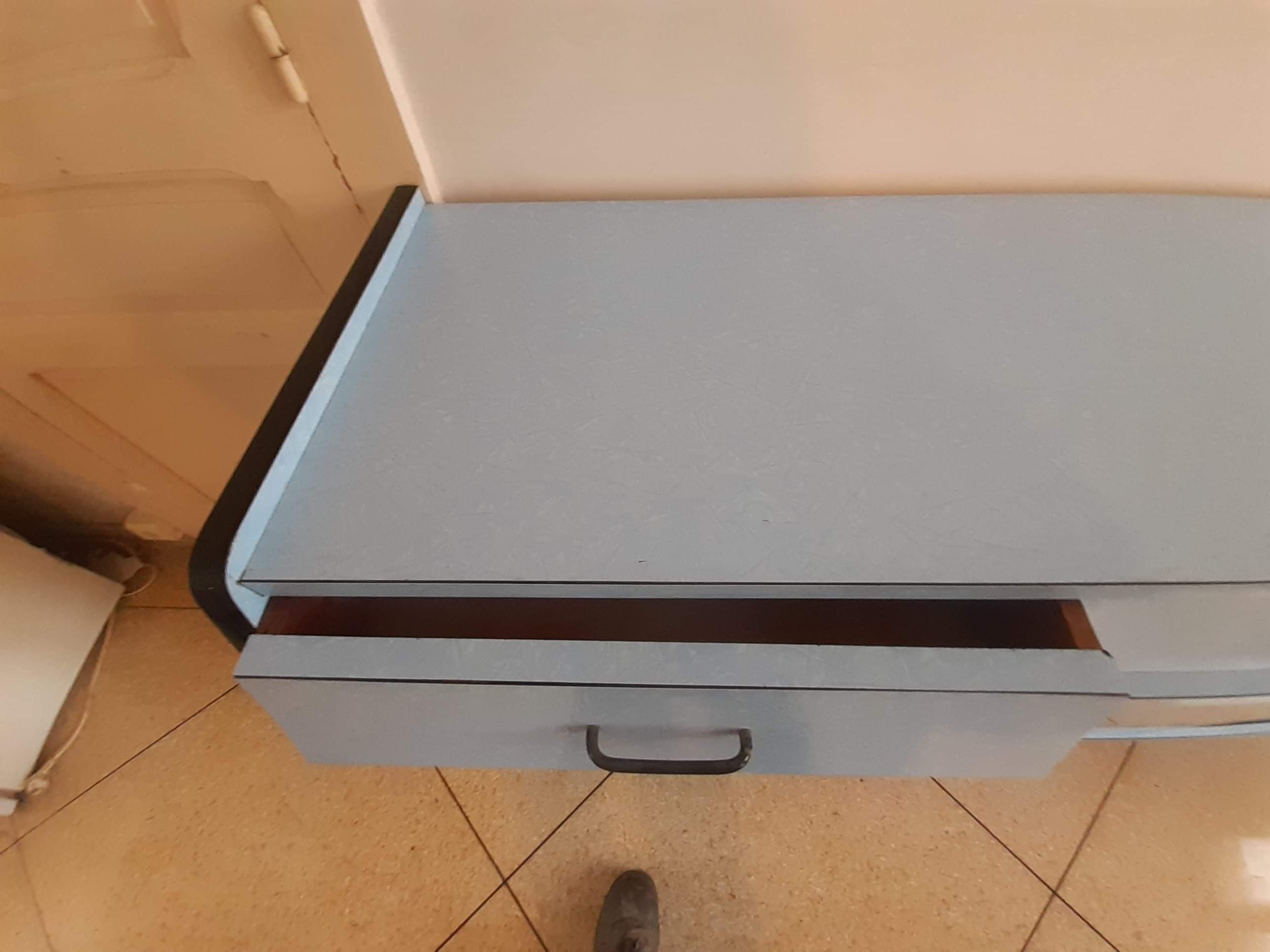 Buffet kitchen low blue formica