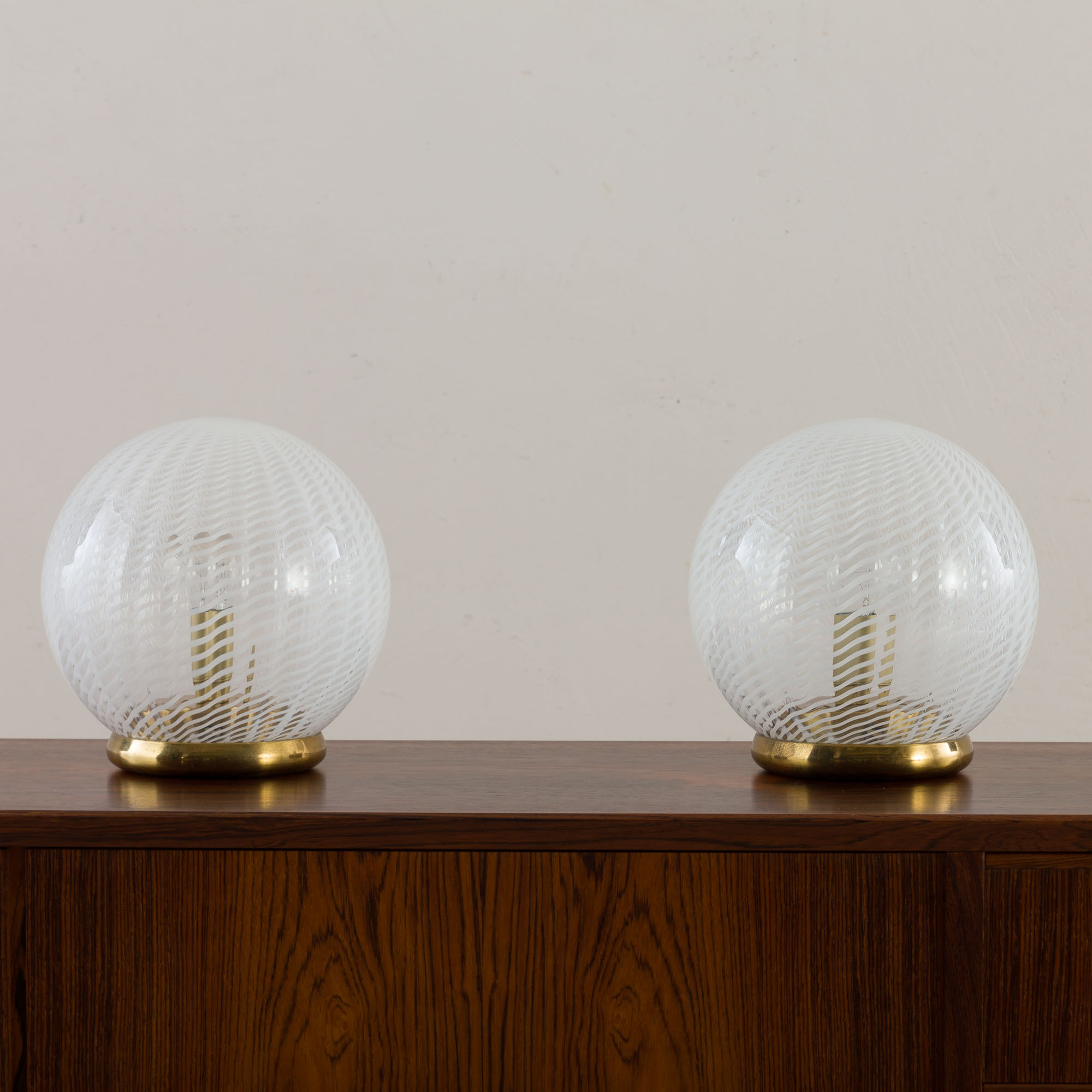 21112K Pair of Tessuto Vetri Venini table lamps with Murano glass swirl bowl shades, 1970s