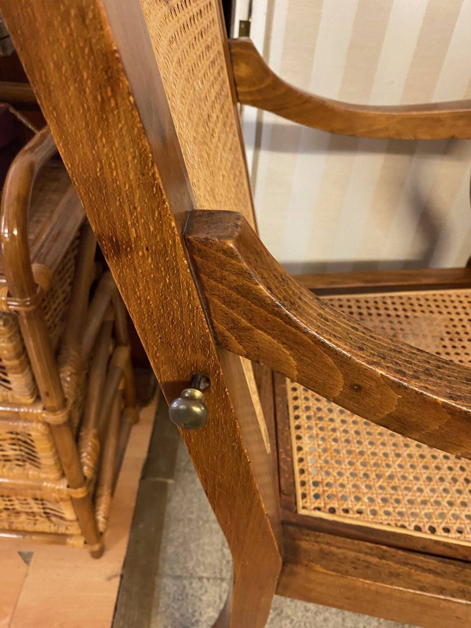 Fauteuil de barbier style Louis Philippe en hêtre assise et dossier en cannage