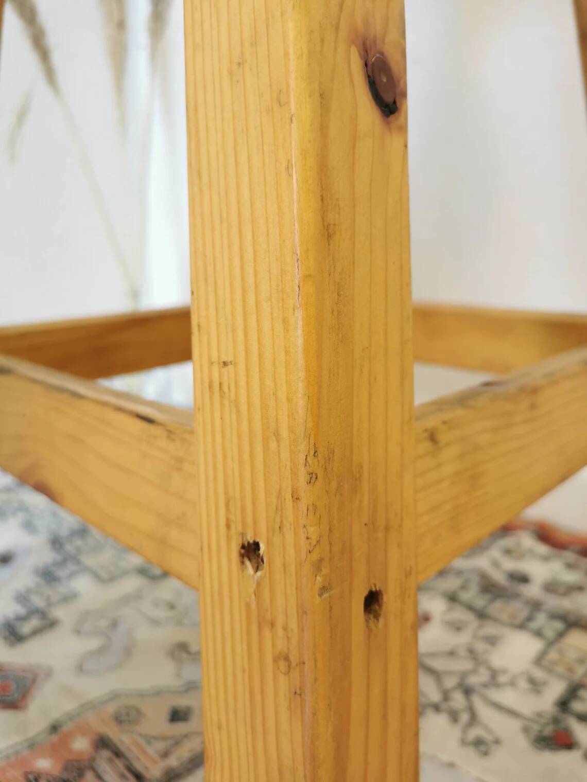 Tabouret de bar vintage en bois : assise en cuir noir, style bistrot des années 50