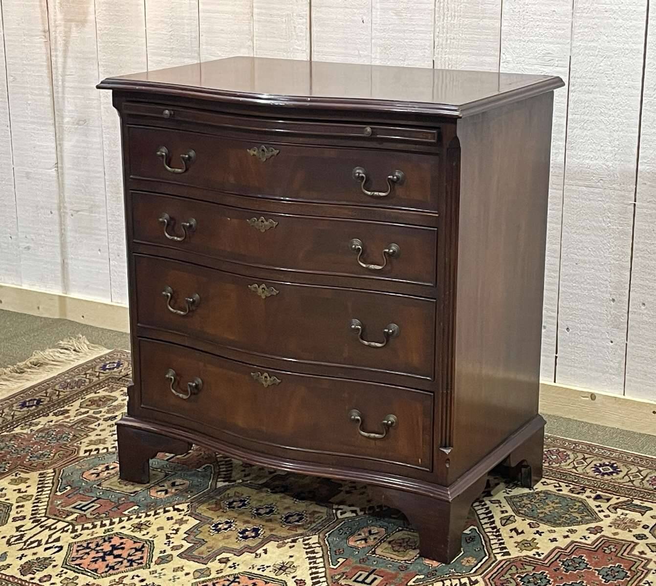 Commode anglaise des années 1950 en acajou avec une tablette