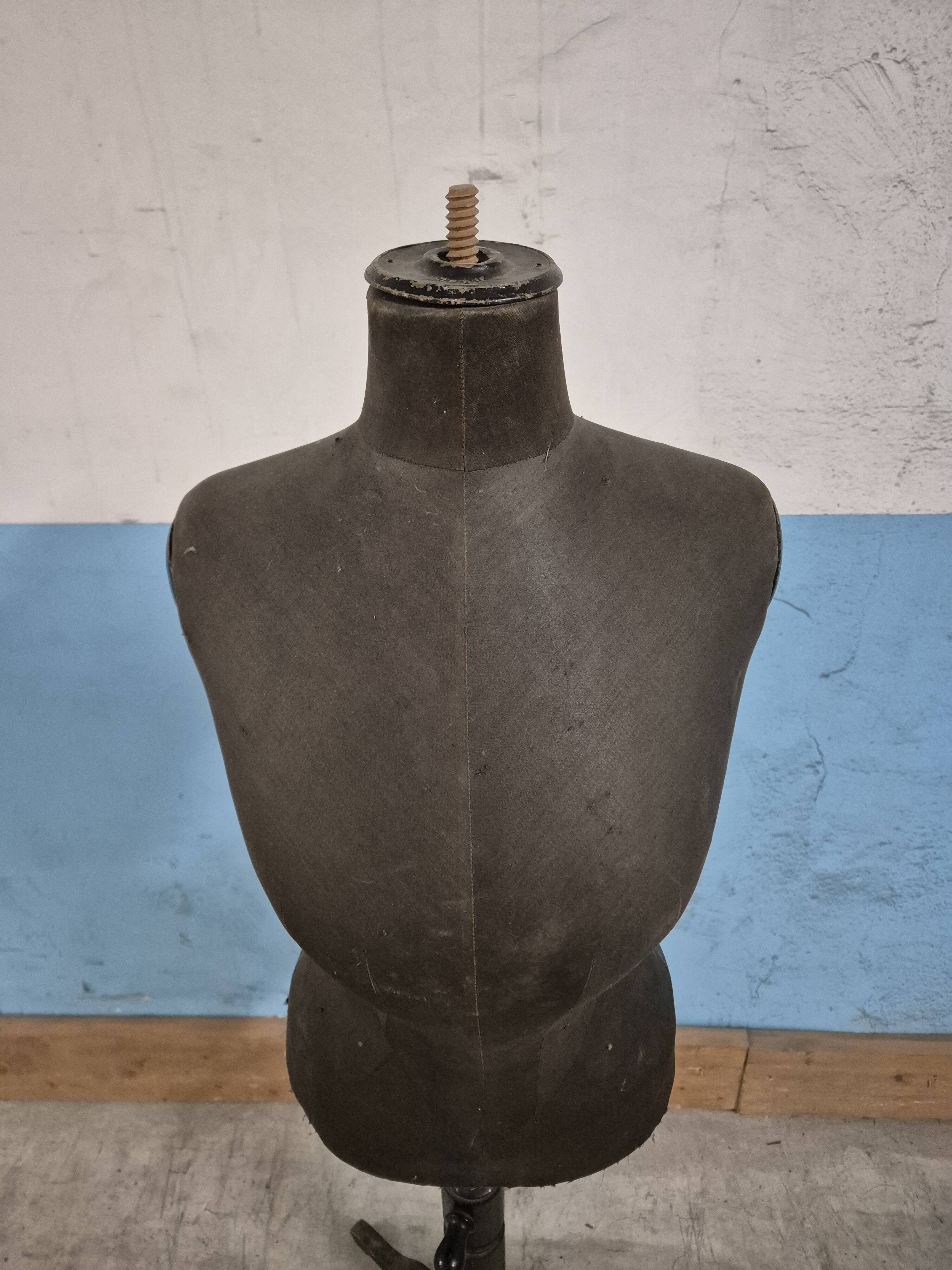 Dressmaker's mannequin