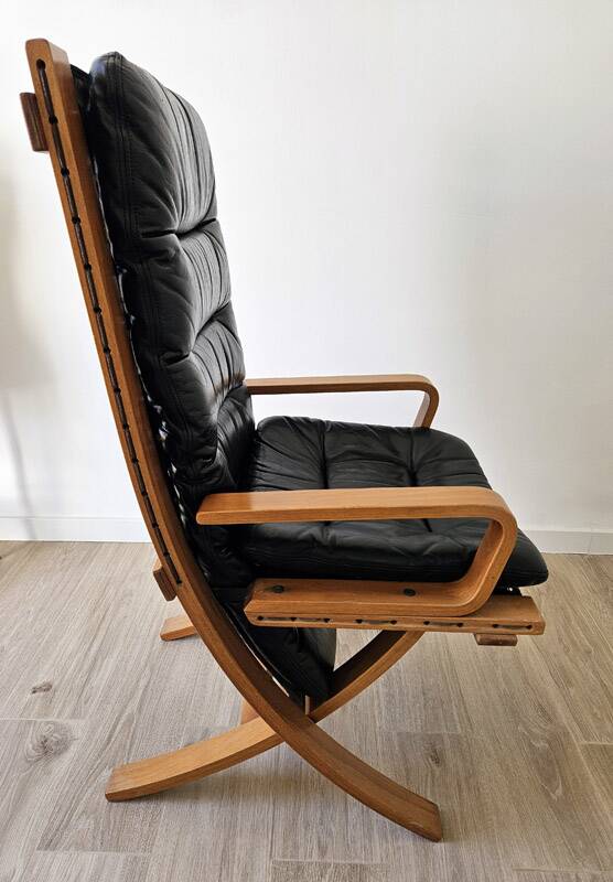 Scandinavian armchair in wood and leather.