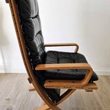 Scandinavian armchair in wood and leather.