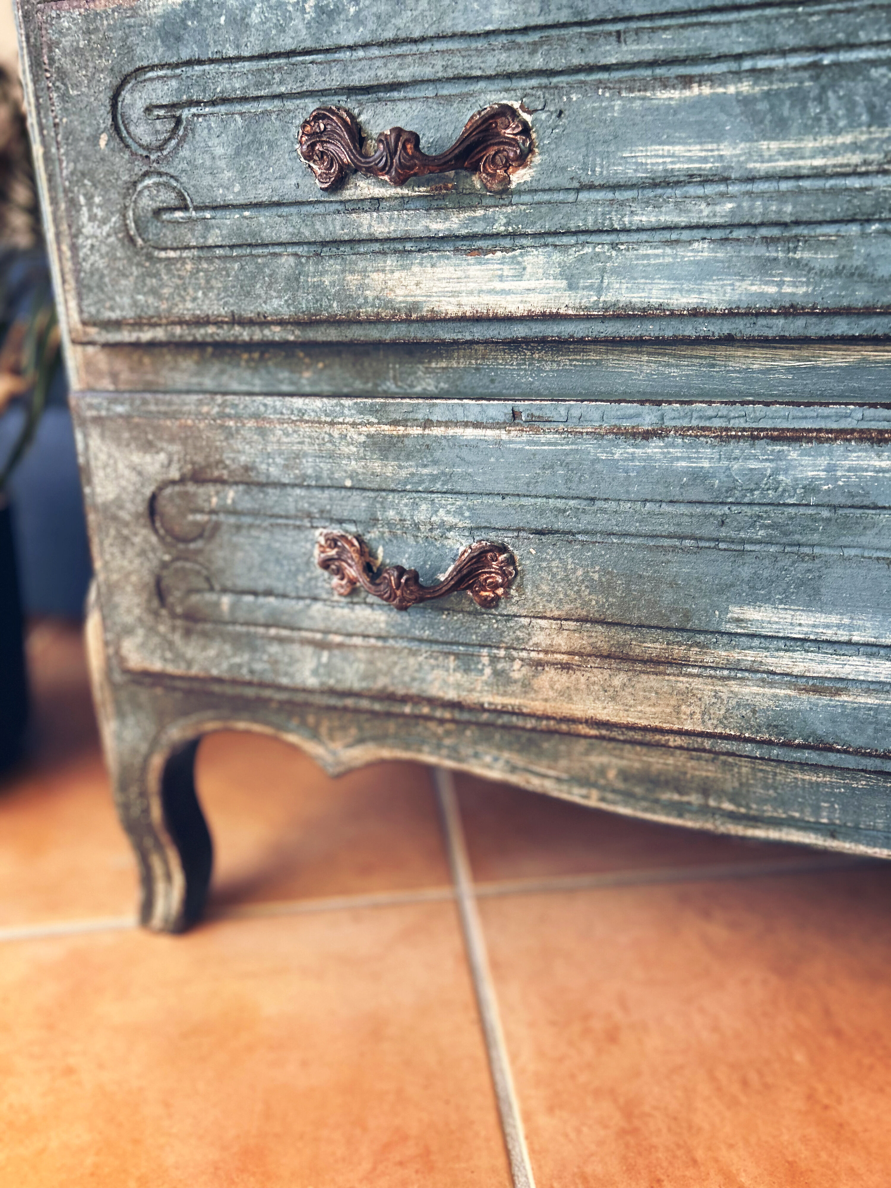 Antique commode with a patina in the Tuscan technique.