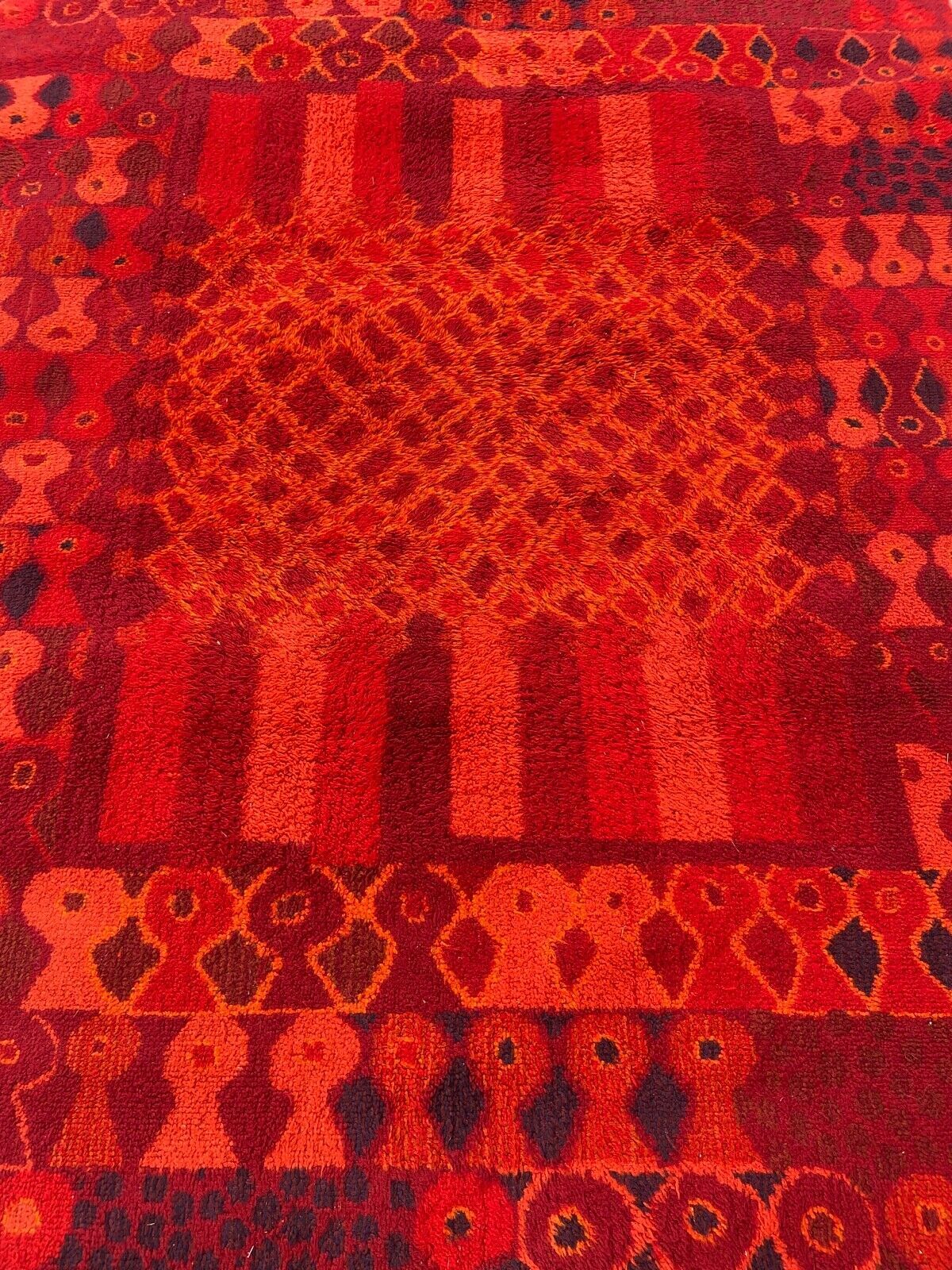 Carpet 1970 pop design geometric red background wool 229 cm x 170 cm