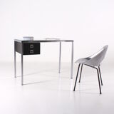 Minimalist medium desk