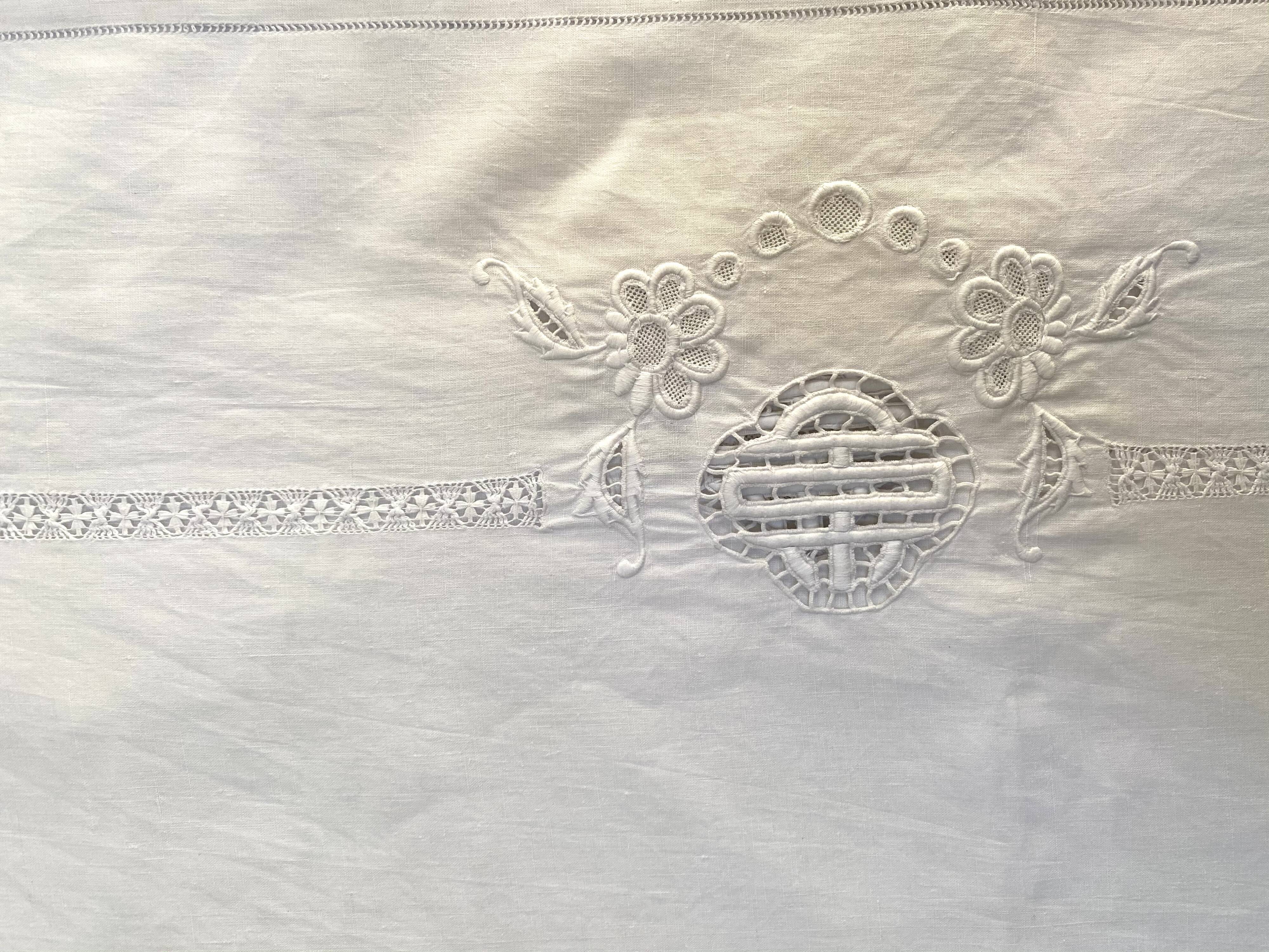 Rectangular tablecloth embroidered 285 x 185 cm