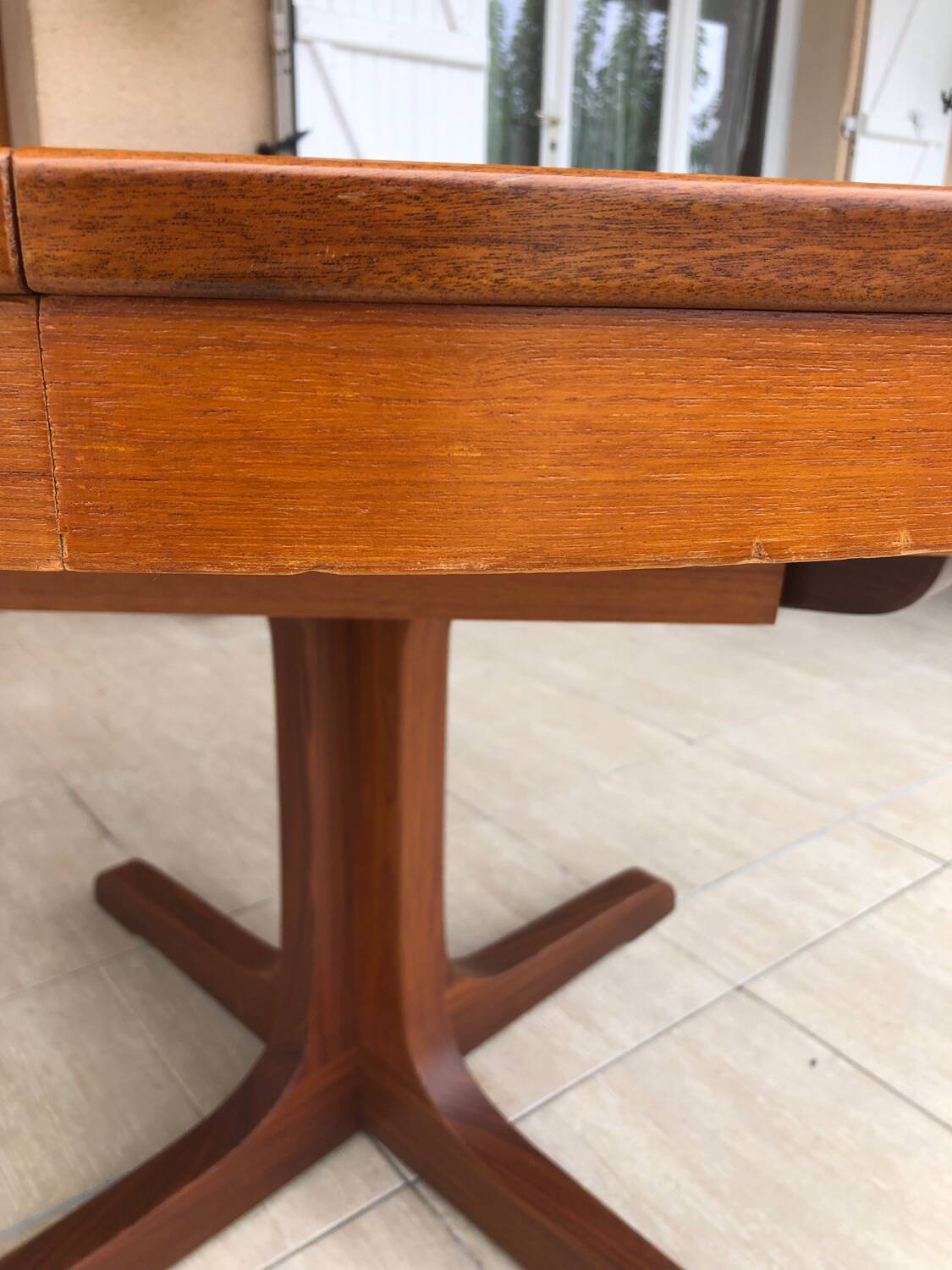 Baumann extendable round table