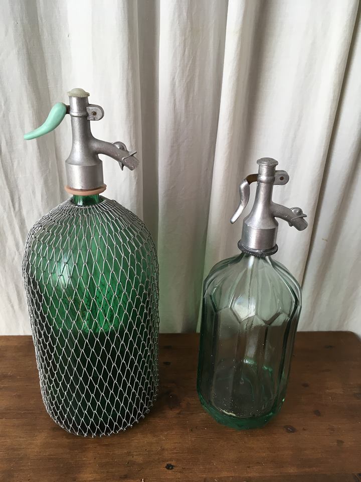 Large siphon origin Romania in glass with mesh body.