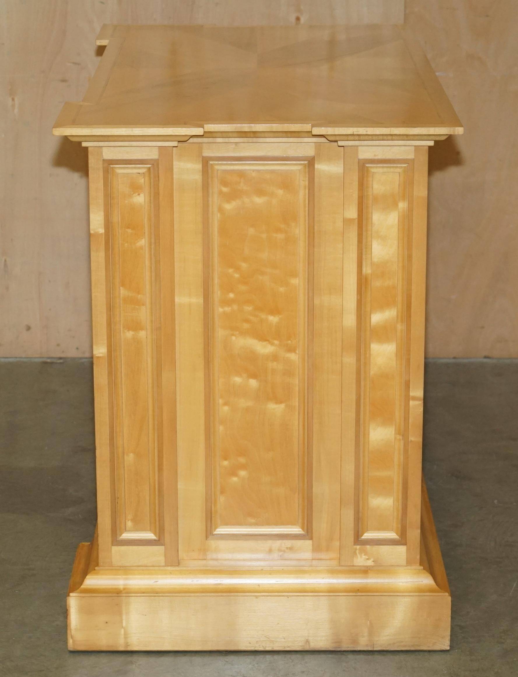 Commode Viscount David Linley Sycamore Style