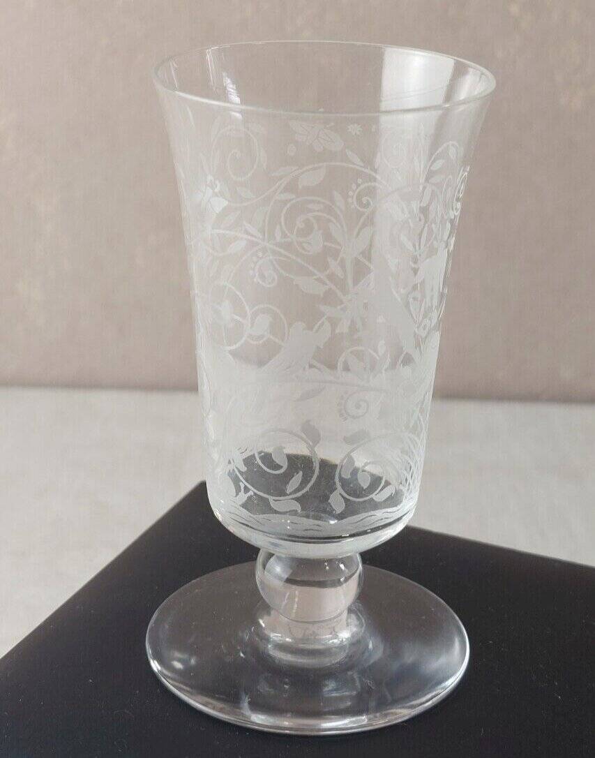 Antique small alcohol glass, Jeddah decor, in Baccarat crystal, signed