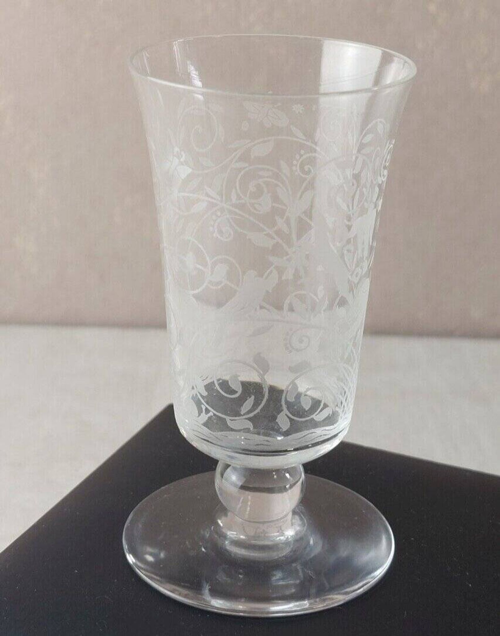 Ancien petit verre à alcool, décor Djeddah, en cristal de Baccarat, signé