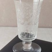 Ancien petit verre à alcool, décor Djeddah, en cristal de Baccarat, signé