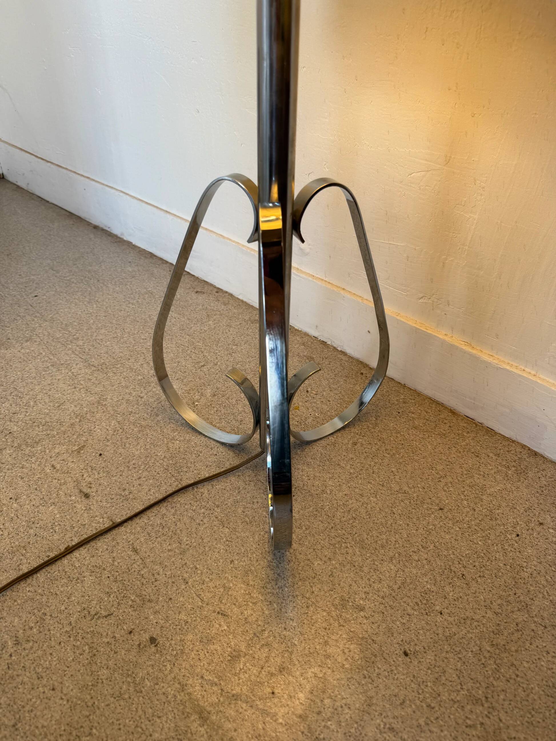 Vintage chrome lamp / floor lamp with its metal-edged shade