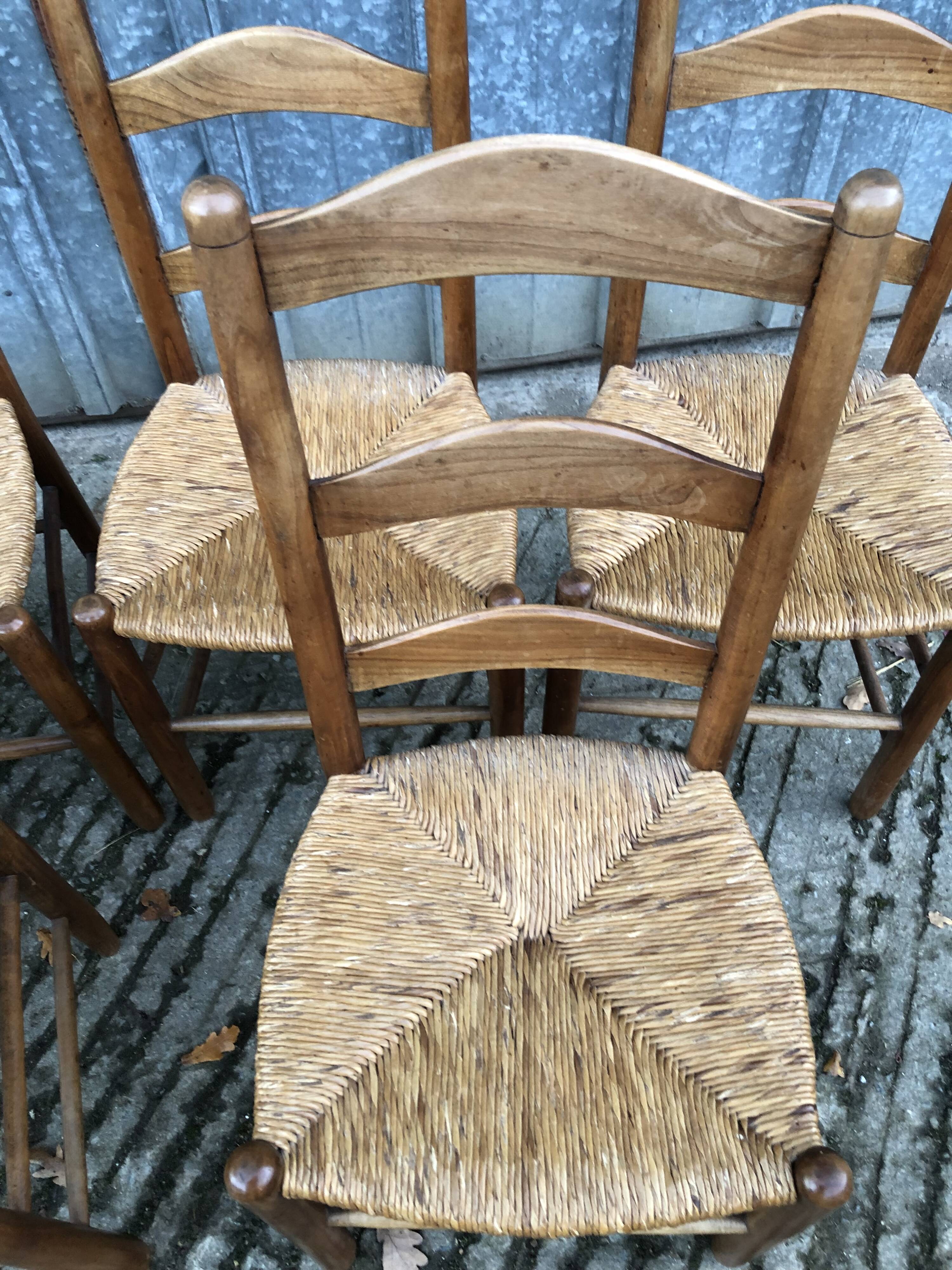 8 Chaises  anciennes vendéennes paillées en cerisier massif.