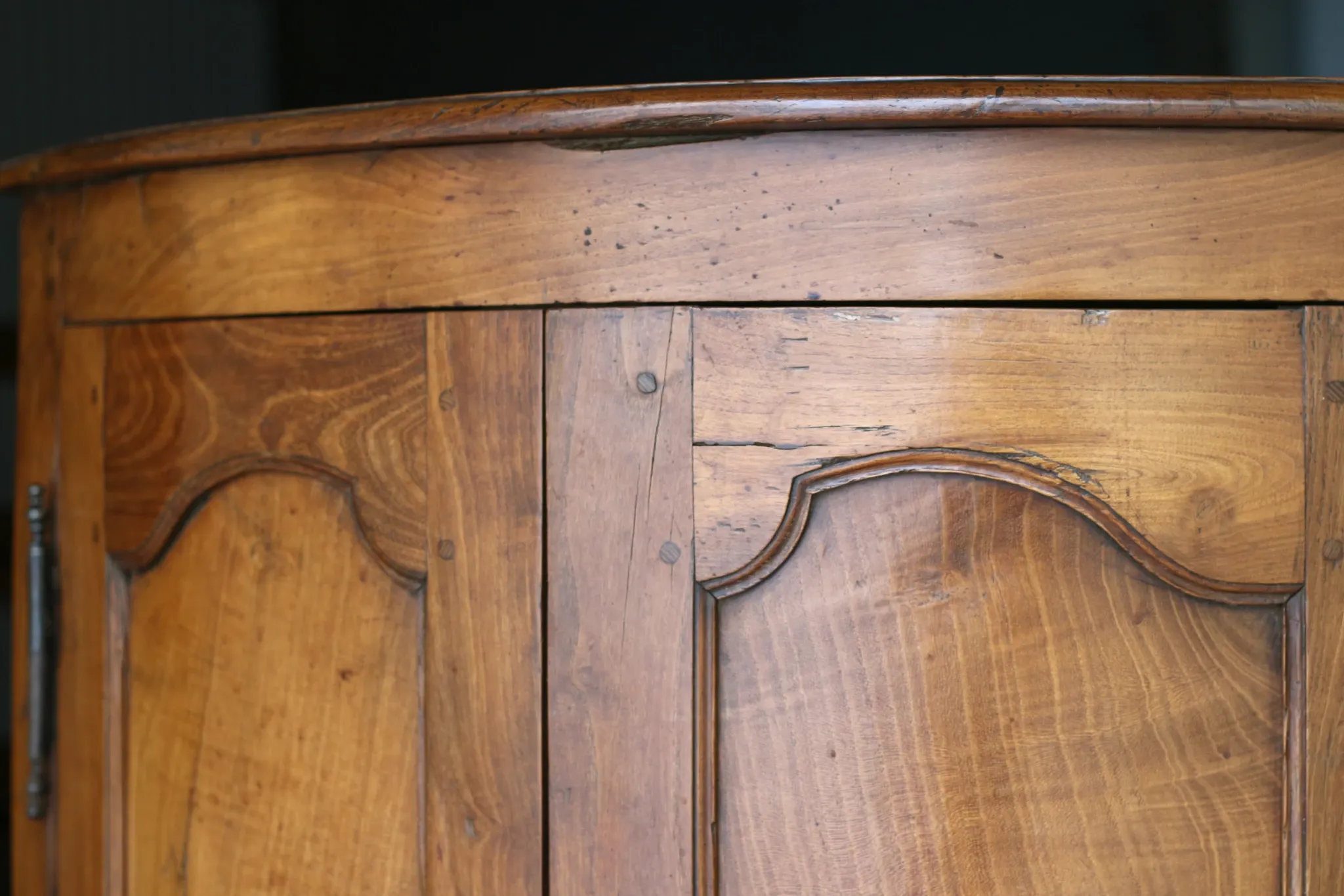 Splendid walnut corner cabinet from the early 19th century. A magnificent patina.