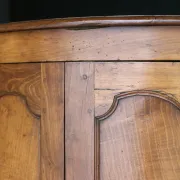 Splendid walnut corner cabinet from the early 19th century. A magnificent patina.