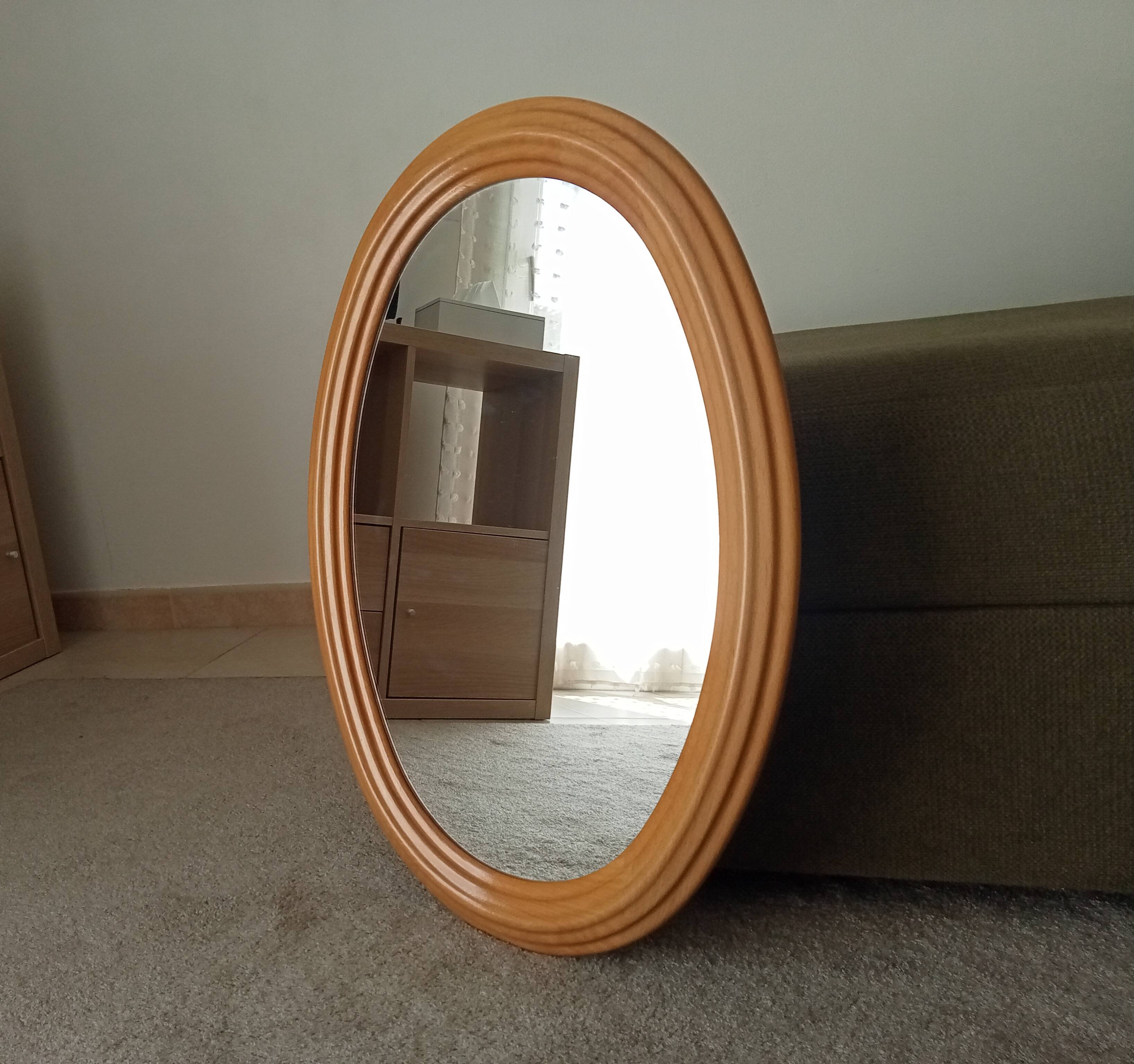 Vintage oval mirror in beech from the 70s/80s.