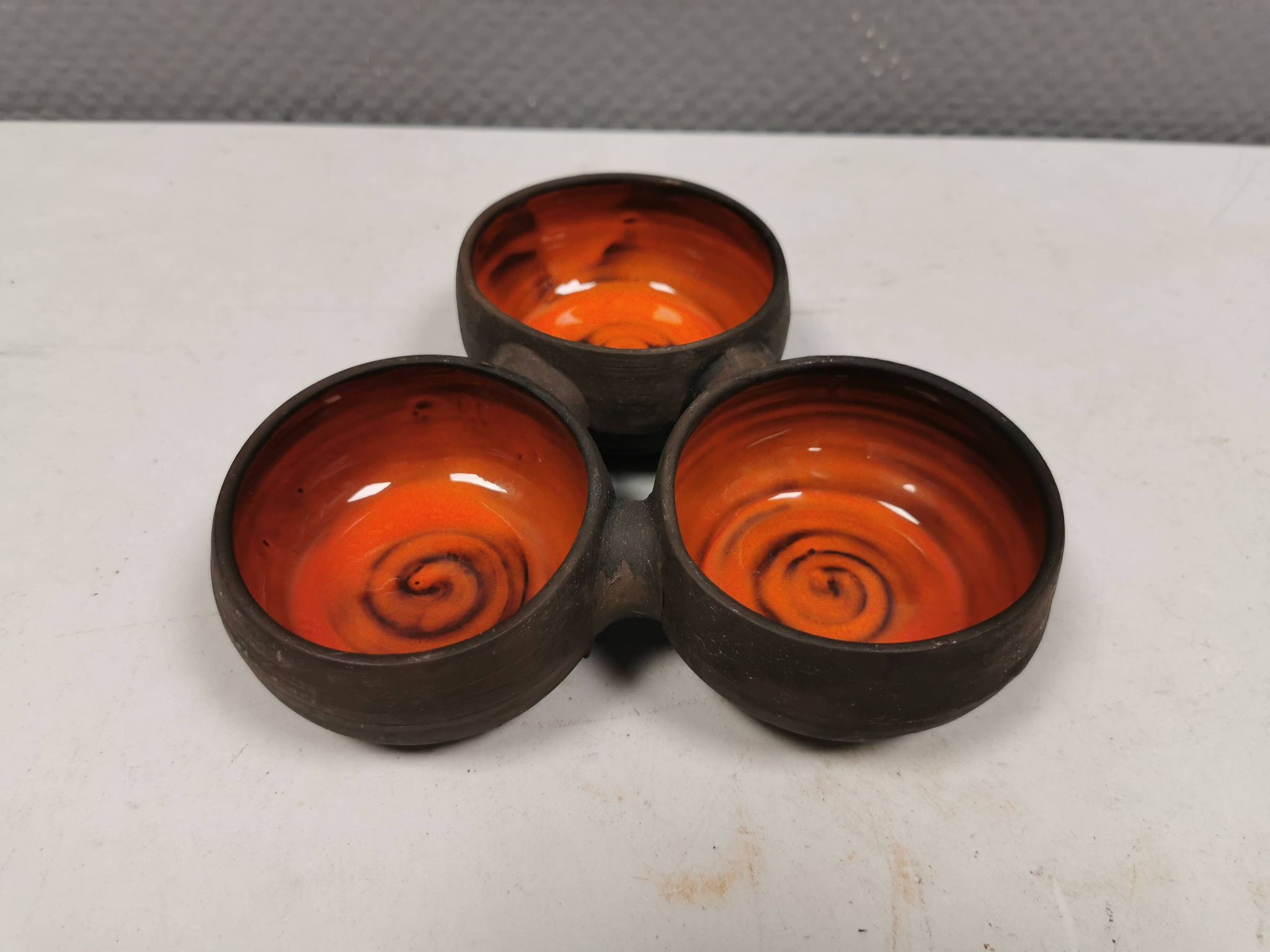 Magnifique bol (composé de 3 bols) avec glaçure orange/rouge à l'intérieur