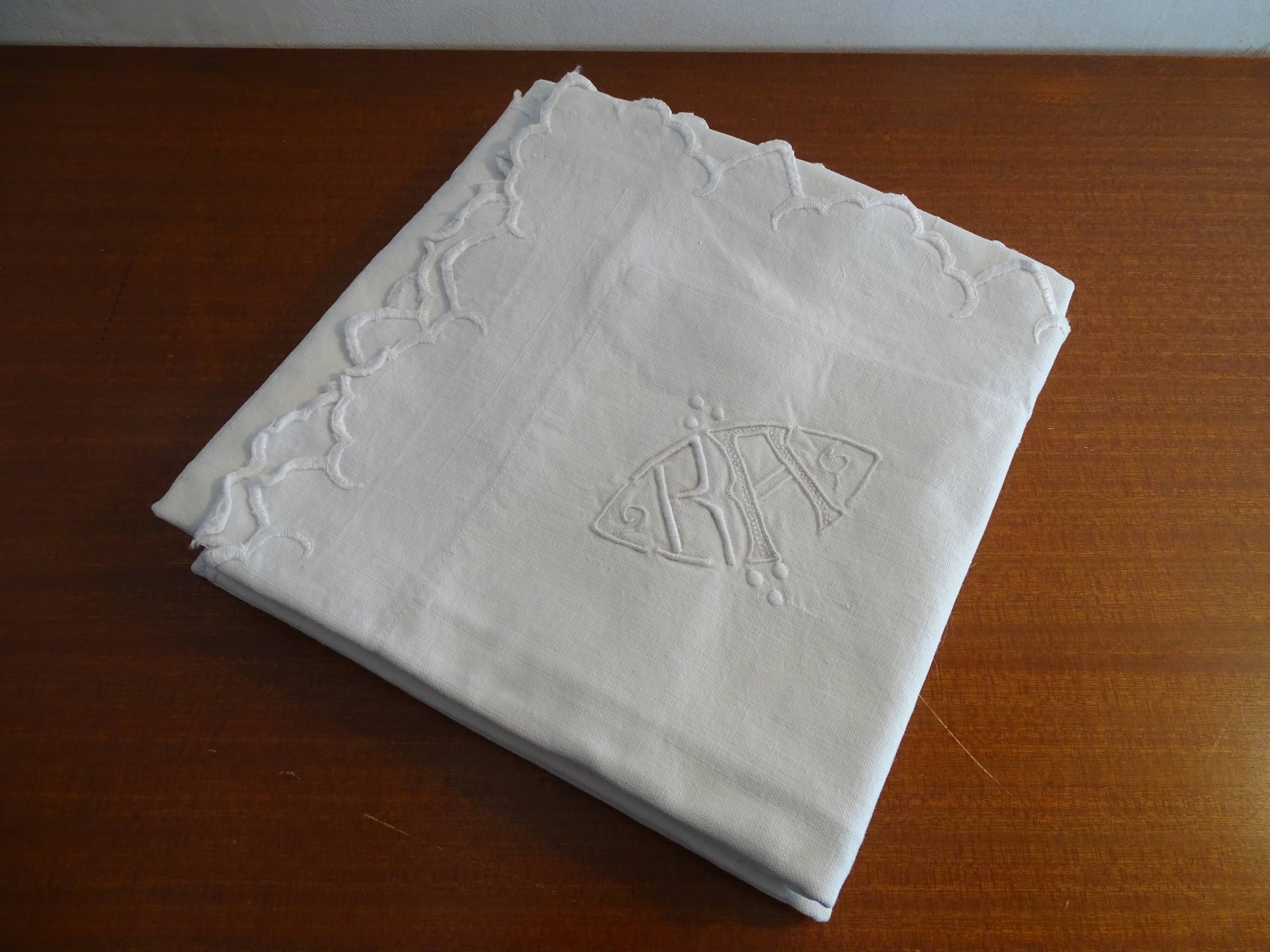 Set de 2 taies d'oreillers brodées monogrammées R.A anciennes en coton 70cm sur 73 cm