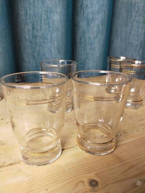 Lot de 9 verres anciens avec filet doré