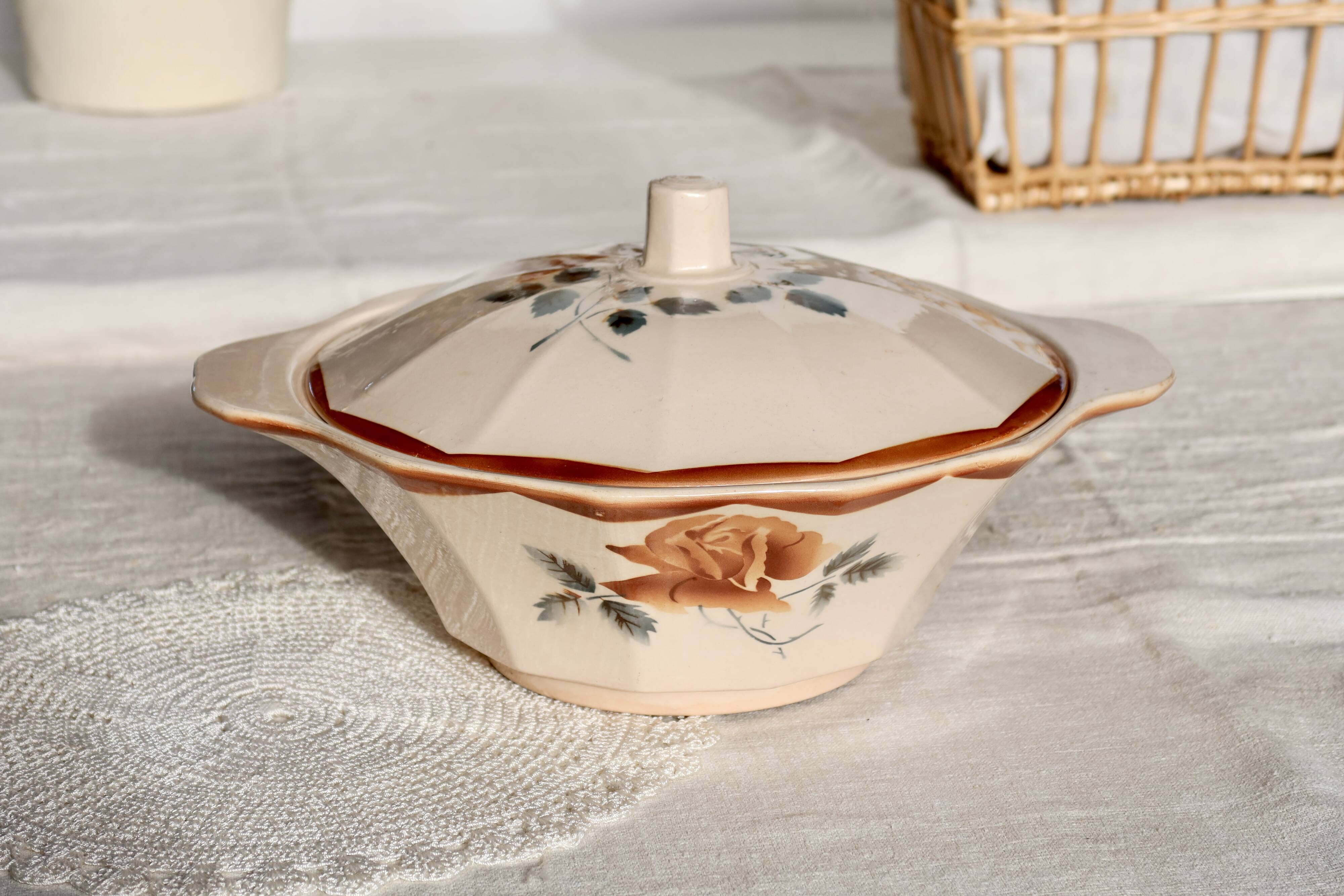 Antique pink earthenware soup tureen - Red floral decoration - Digoin