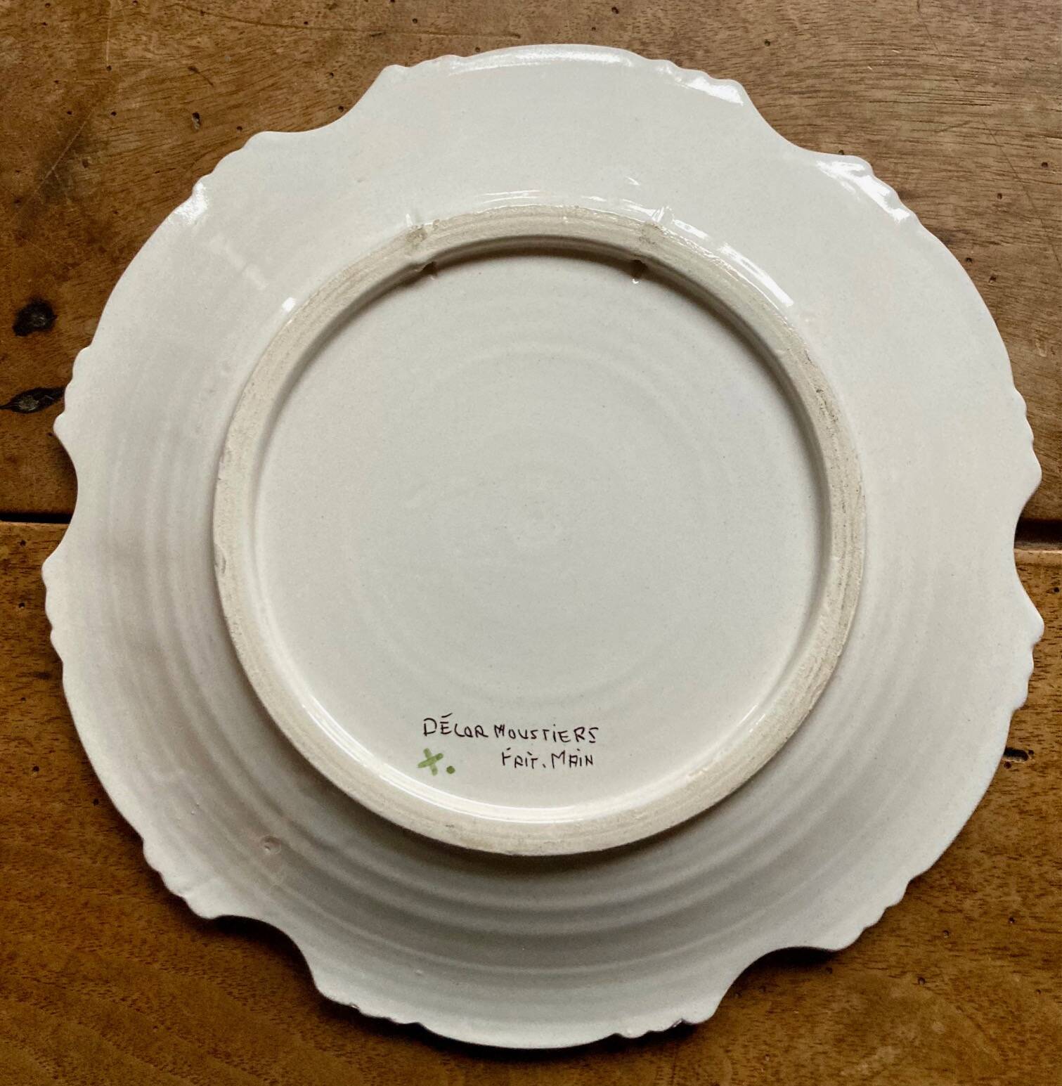 Assiette ancienne en faïence de Moutiers