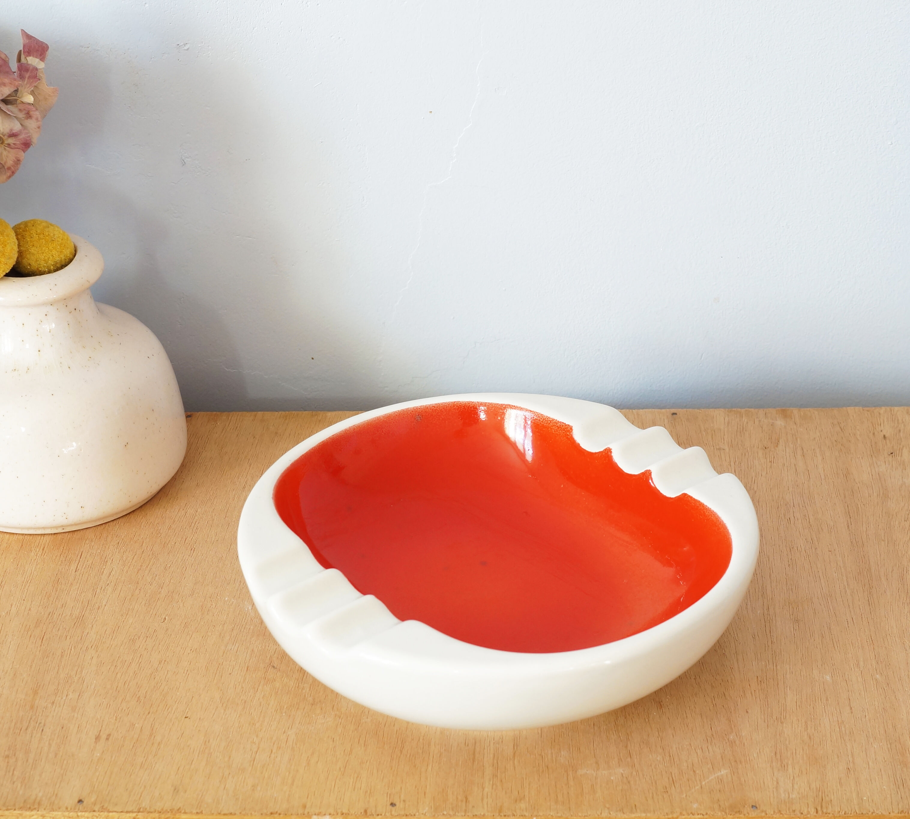 Large hollow ashtray in red and white earthenware, 50s or 60s
