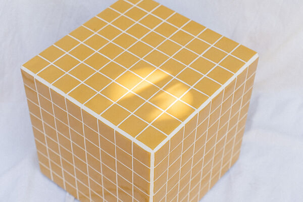 Cube jaune moutarde table d'appoint 33x33 cm