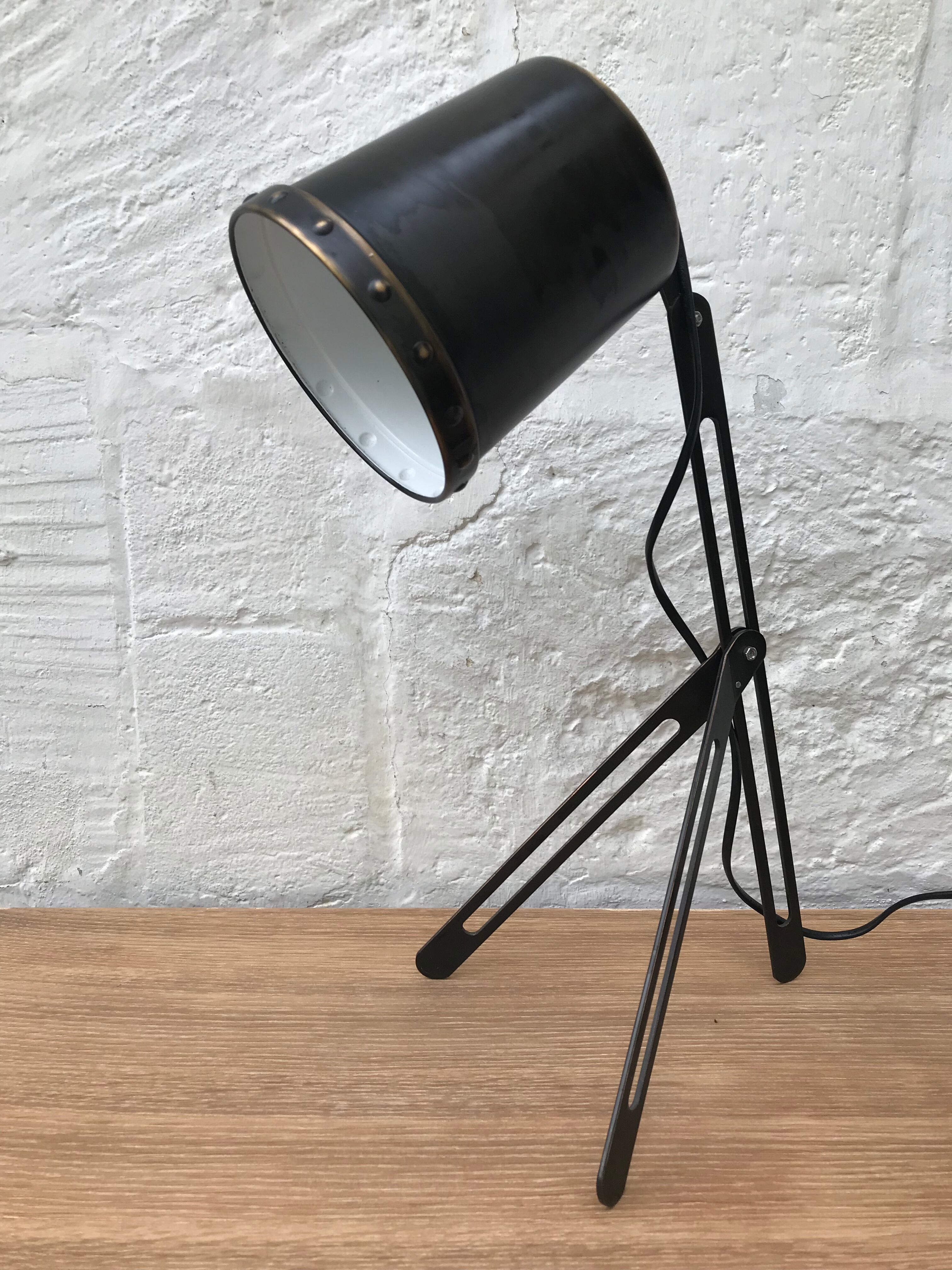 Metal tripod articulated lamp