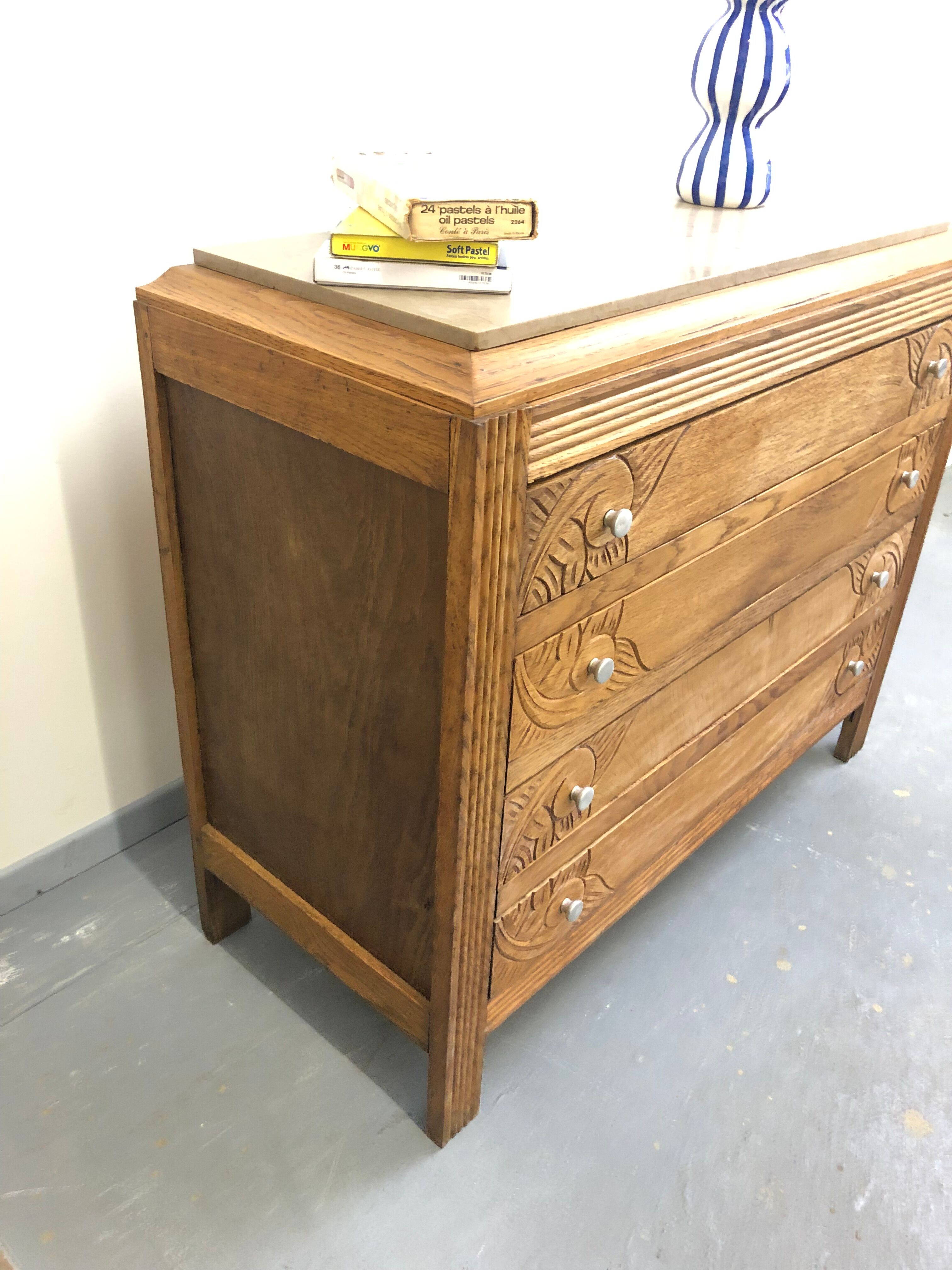 Oak chest of drawers