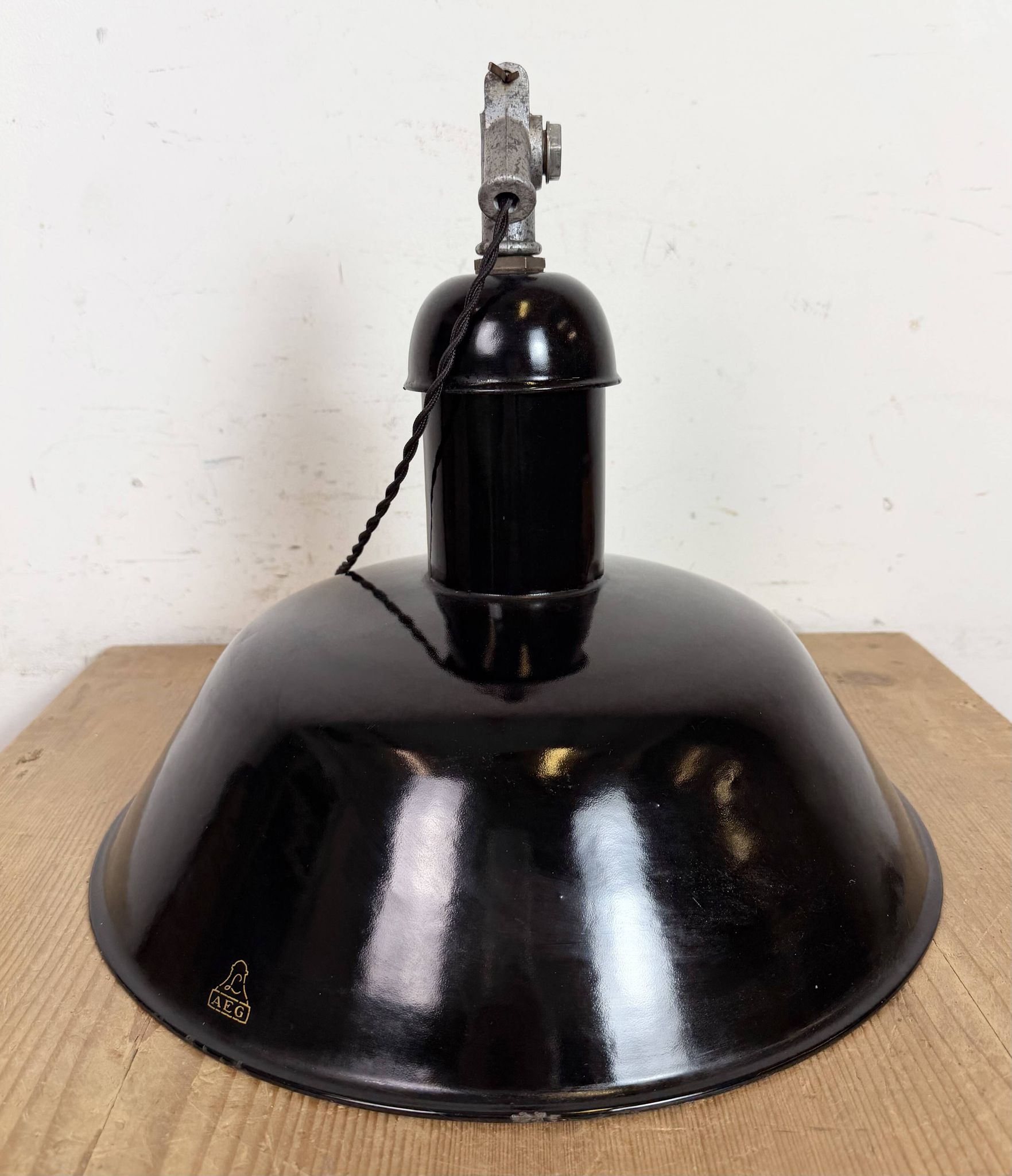Lampe suspendue industrielle en émail noir de AEG, années 1930