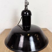 Lampe suspendue industrielle en émail noir de AEG, années 1930