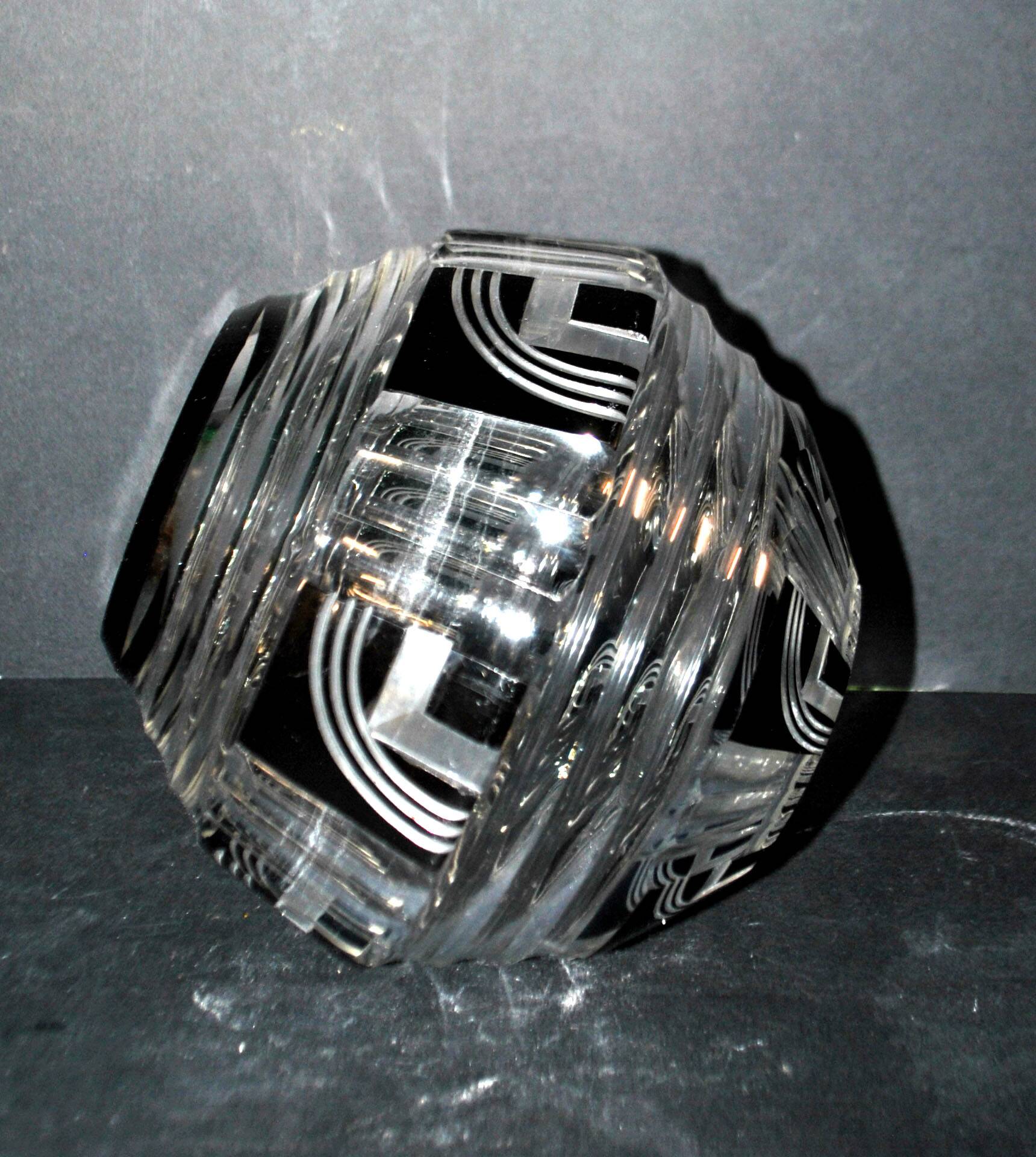 Art Deco round vase in black overlay crystal 1930-1940 Val Saint Lambert?