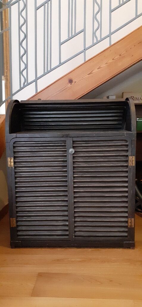 Industrial storage cabinet
