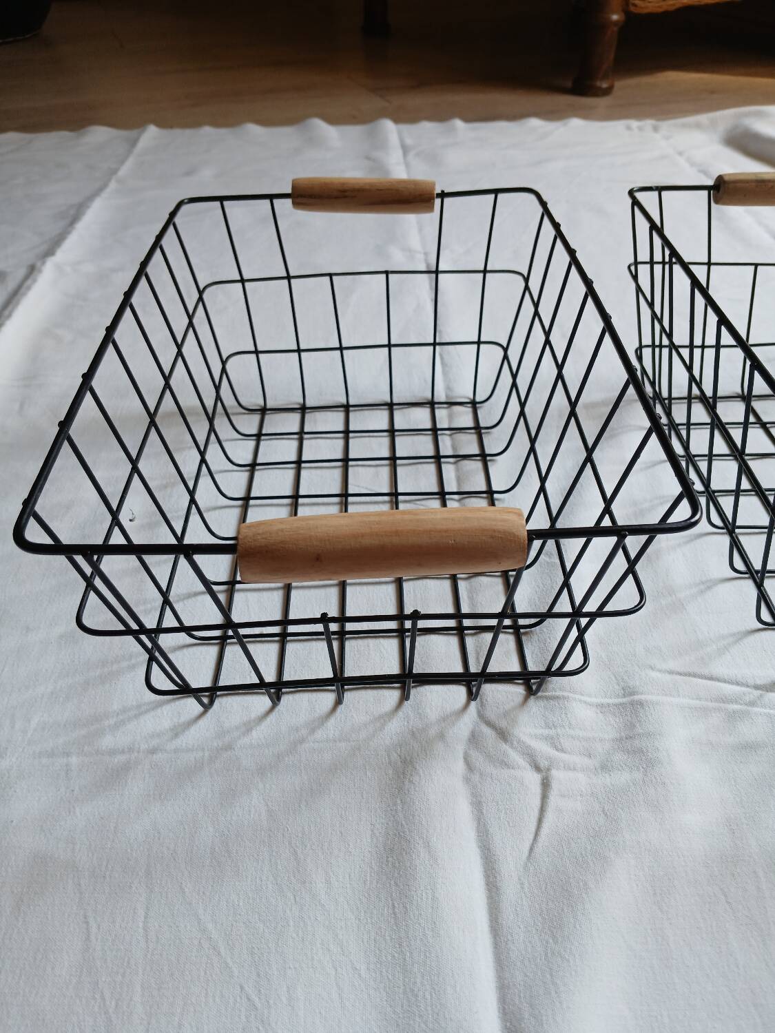 2 metal baskets
