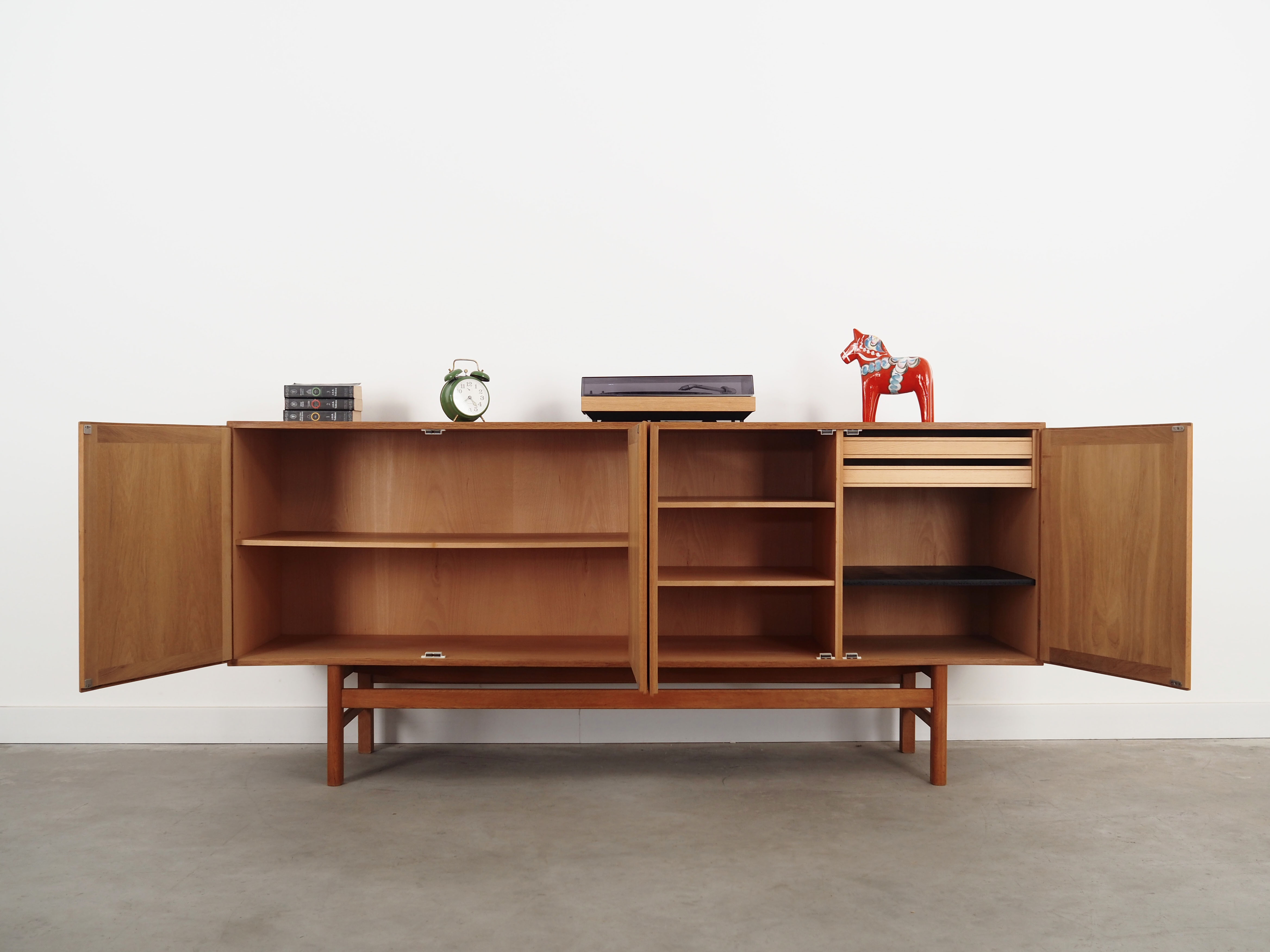 Enfilade en frêne, design danois, années 1970, Danemark