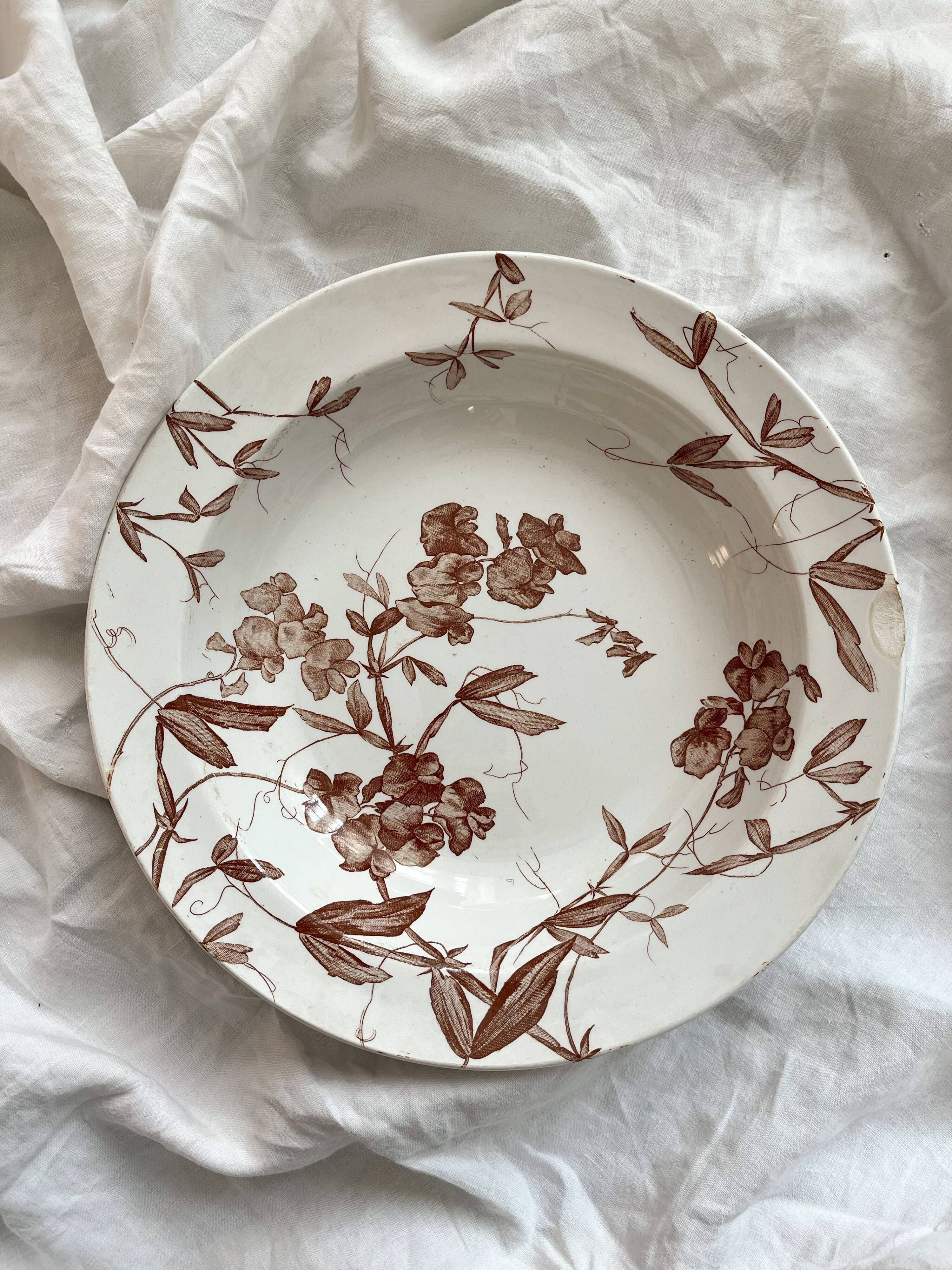 Hollow dish in iron earth sweet peas, Creil and Montereau