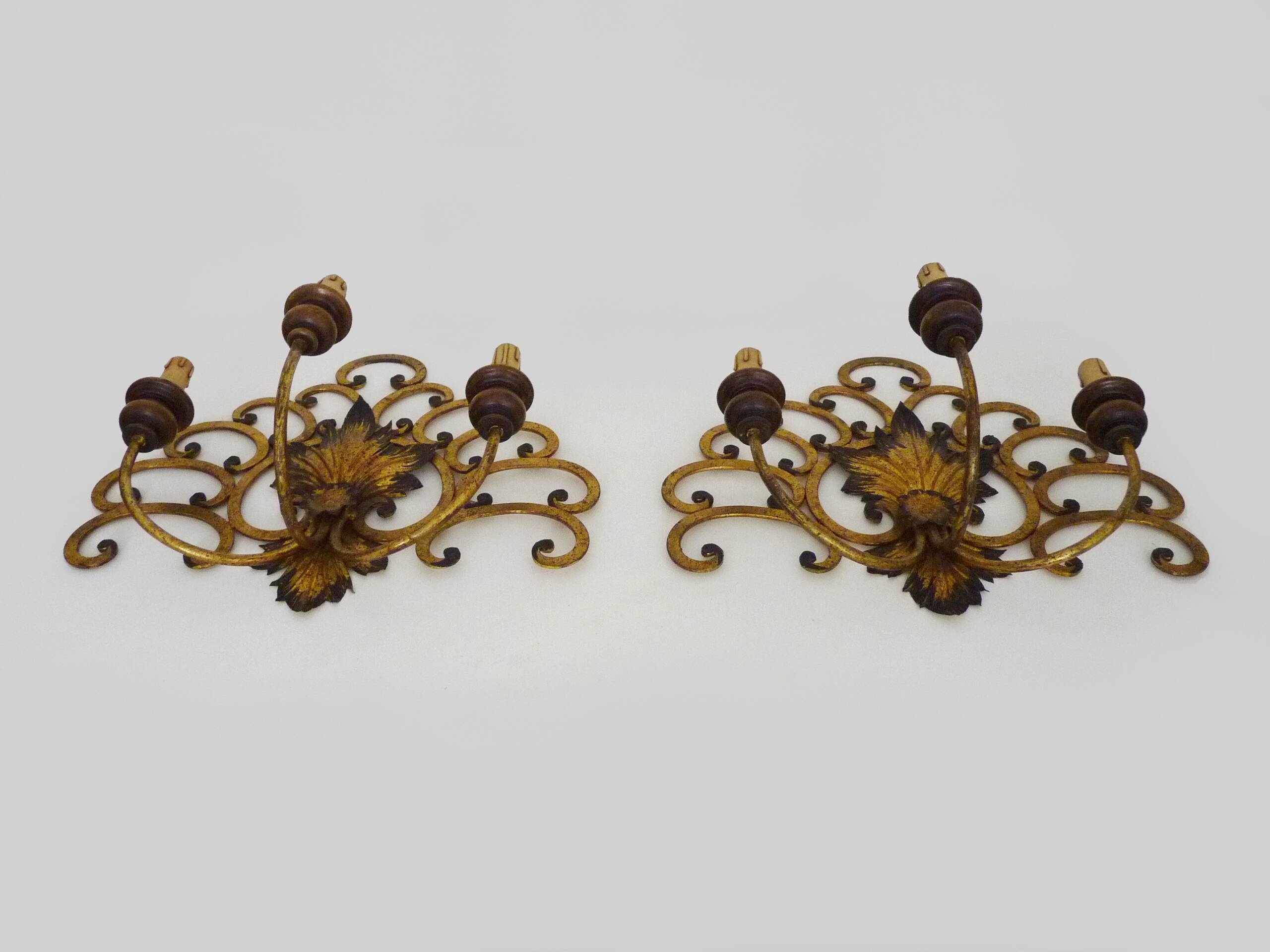 Large pair of Italian wall sconces in gilded wrought iron, 3 lights. 50