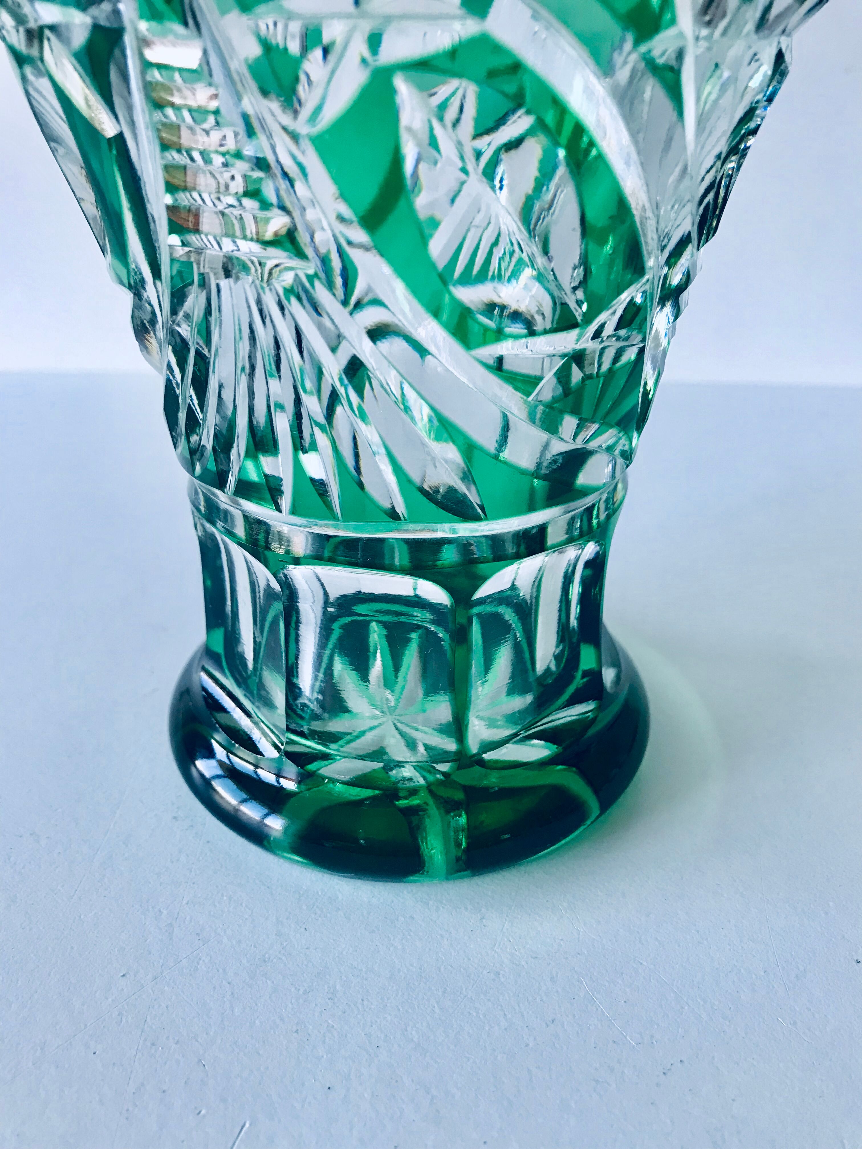 Vase Art Déco en cristal taillé vert
