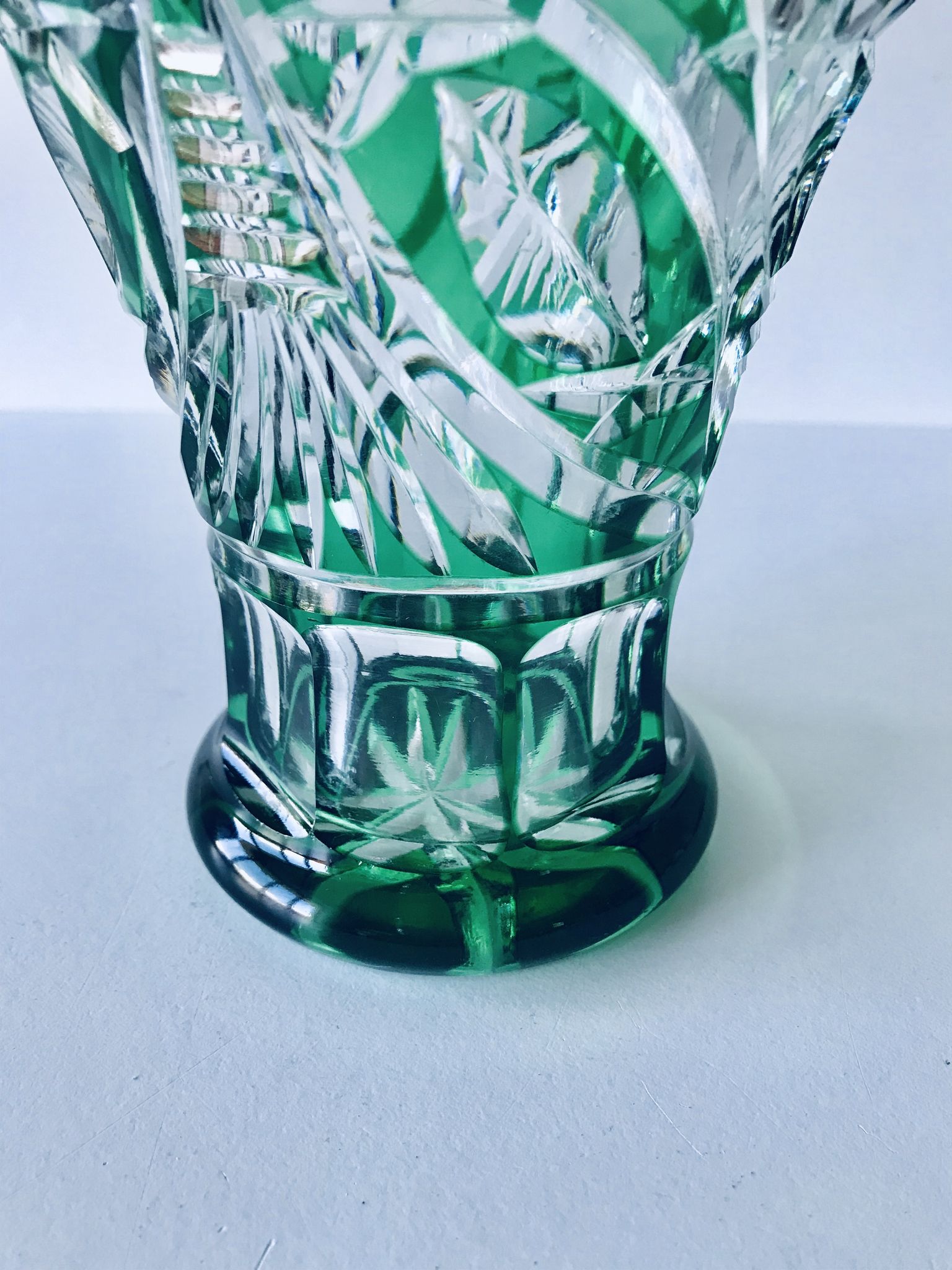 Vase Art Déco en cristal taillé vert