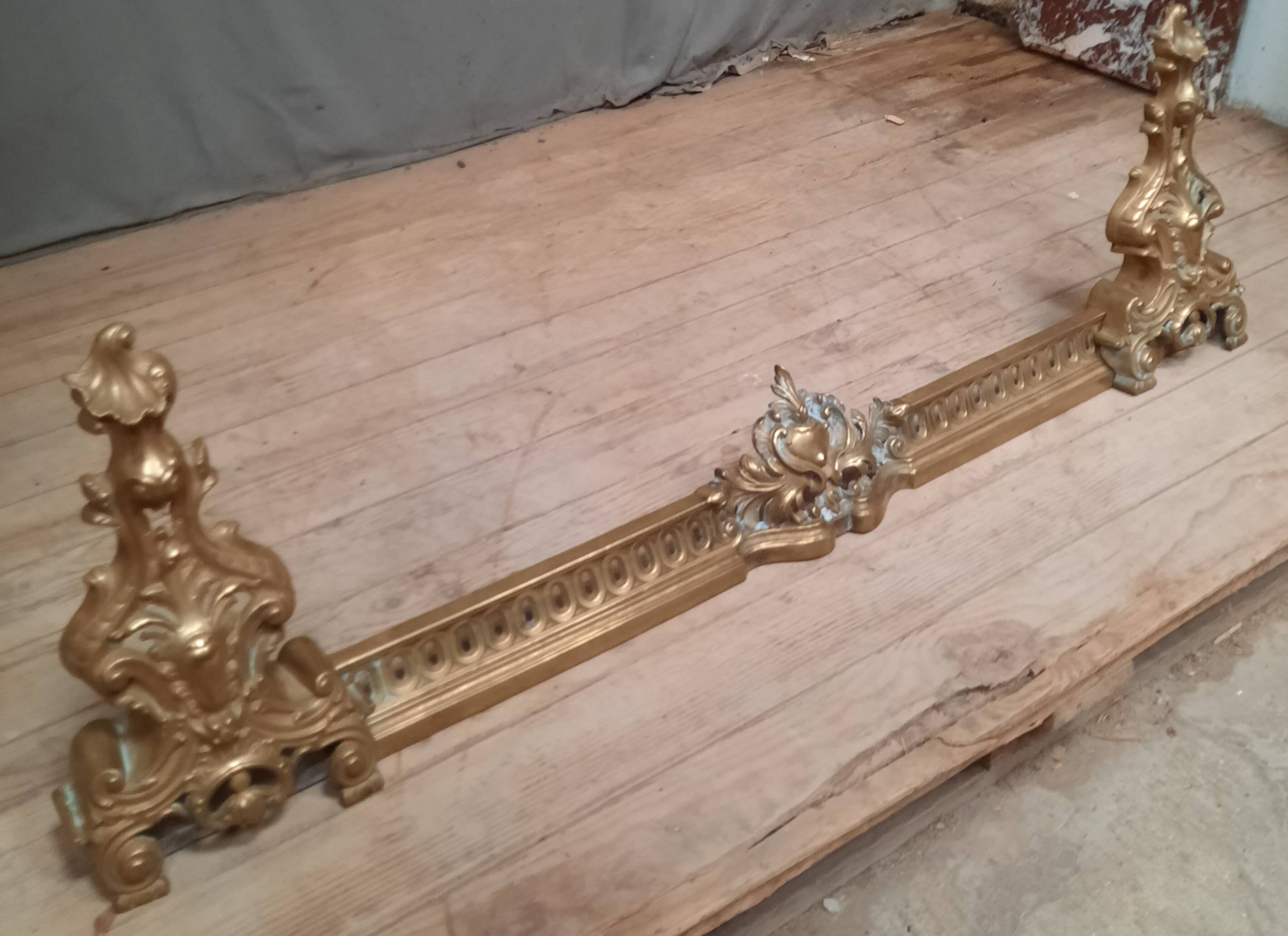 Barre de foyer en bronze doré