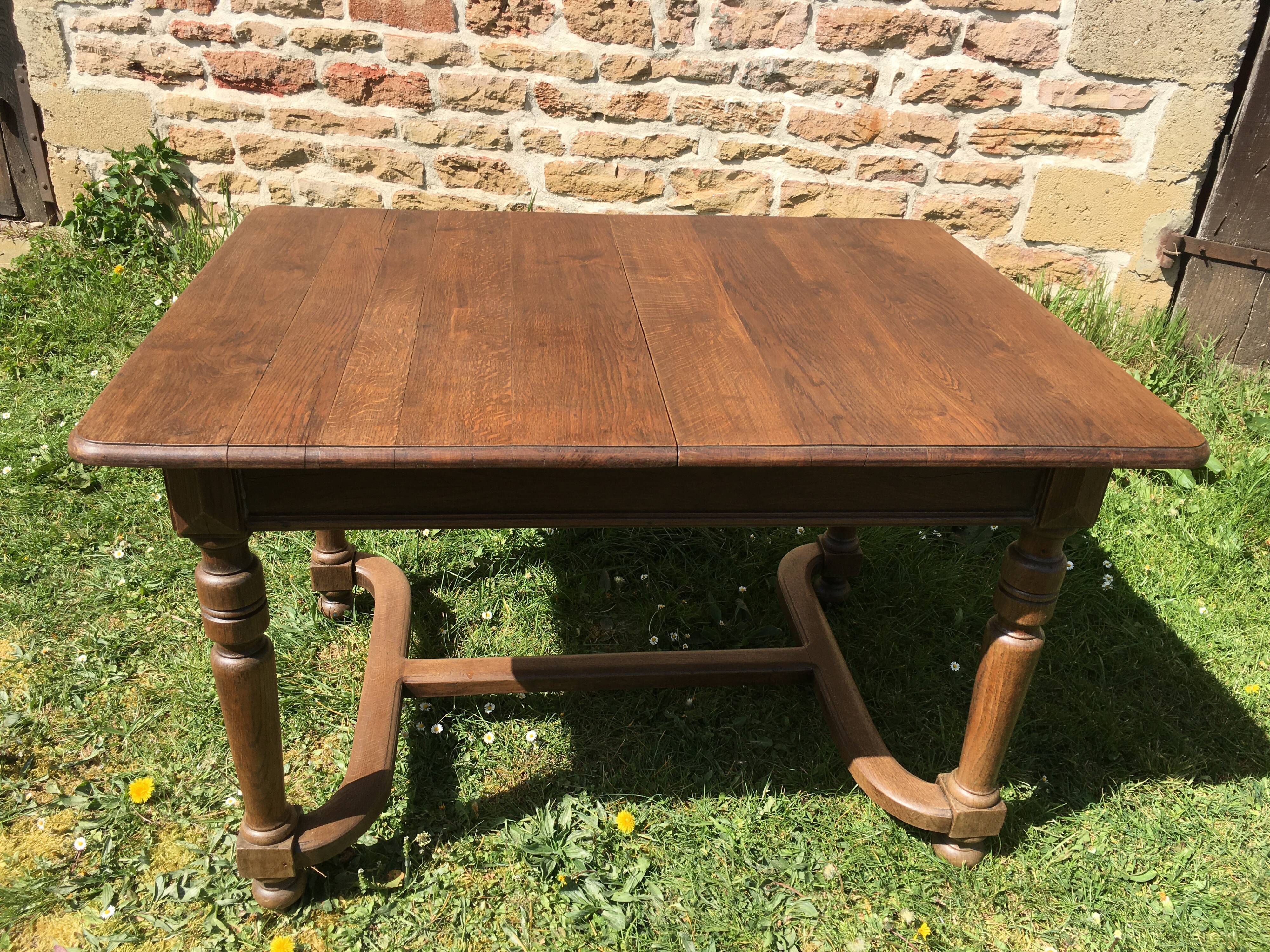 Extendable oak table