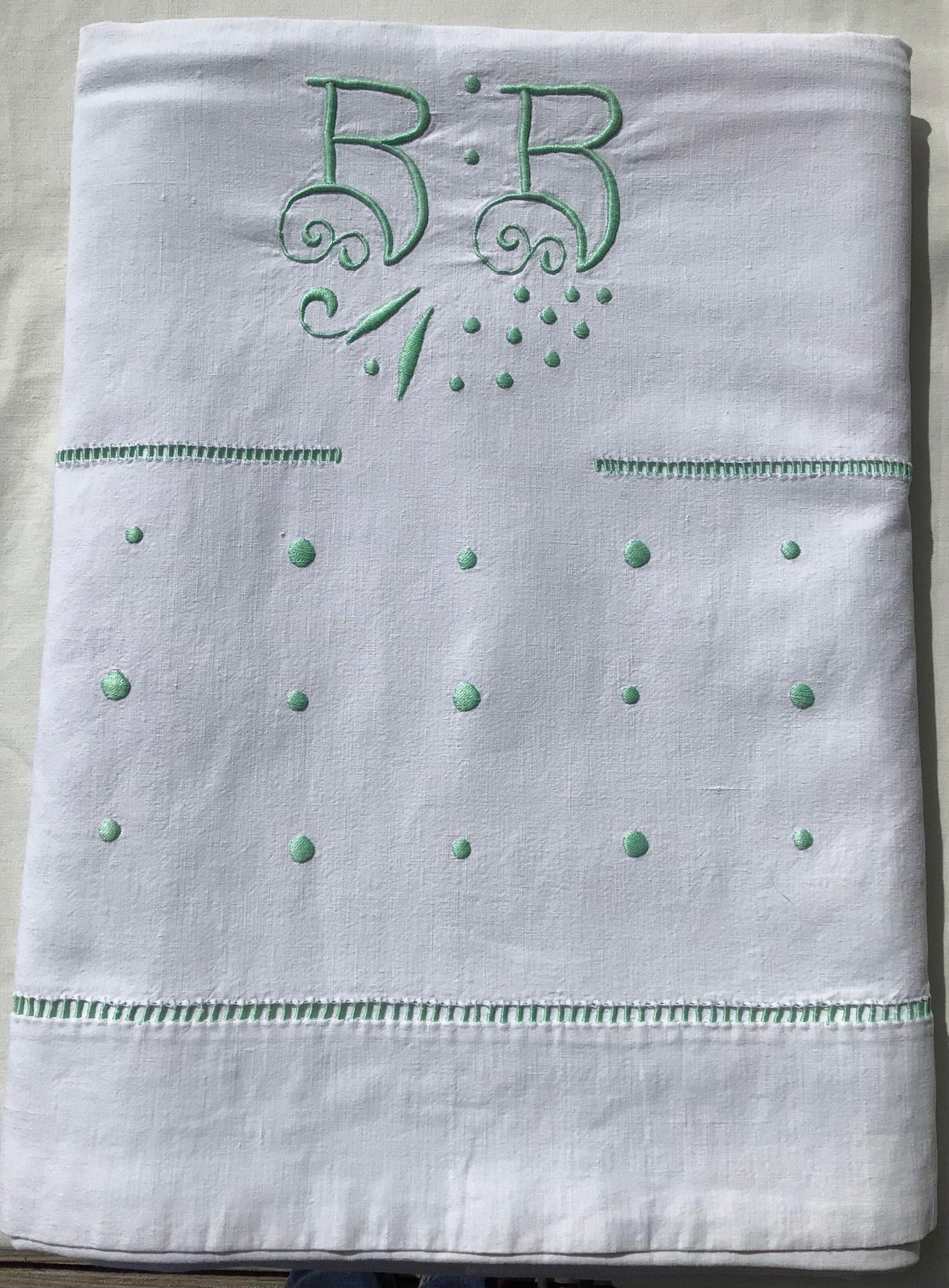 Drap 2 places brodé BB, pastilles, double jour échelle couleur vert clair