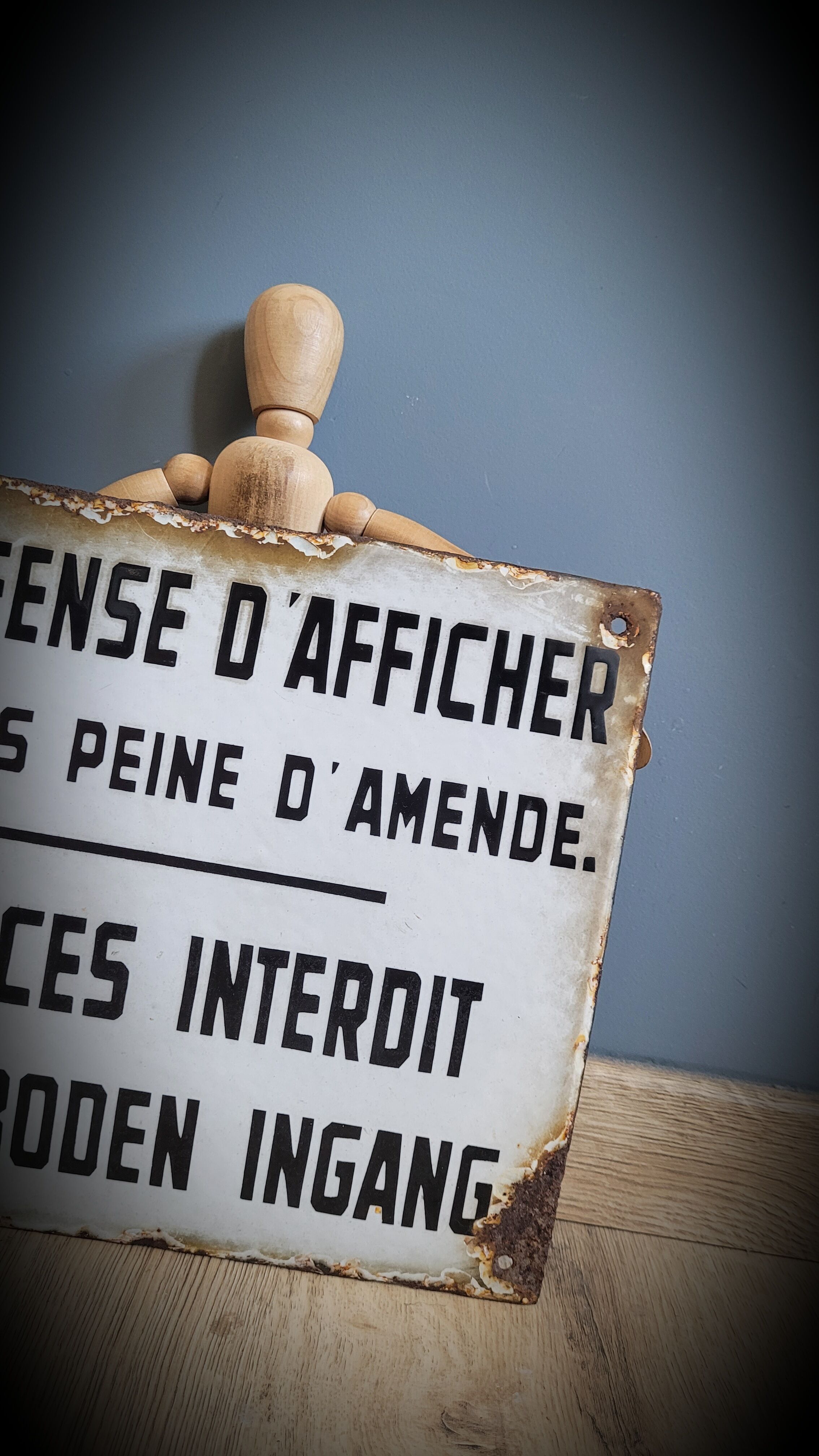 Enamelled plate defense display