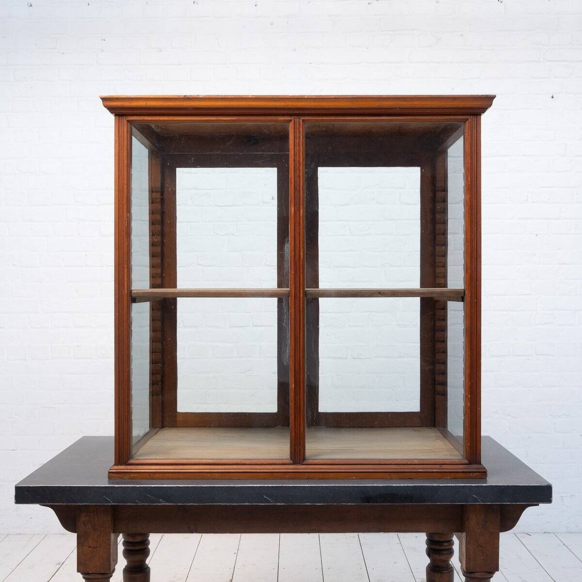 Vitrine de magasin d'antiquités, 1920
