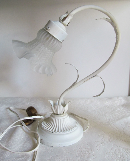 Ensemble de deux lampes de table et une applique murale en toleware avec bases métalliques